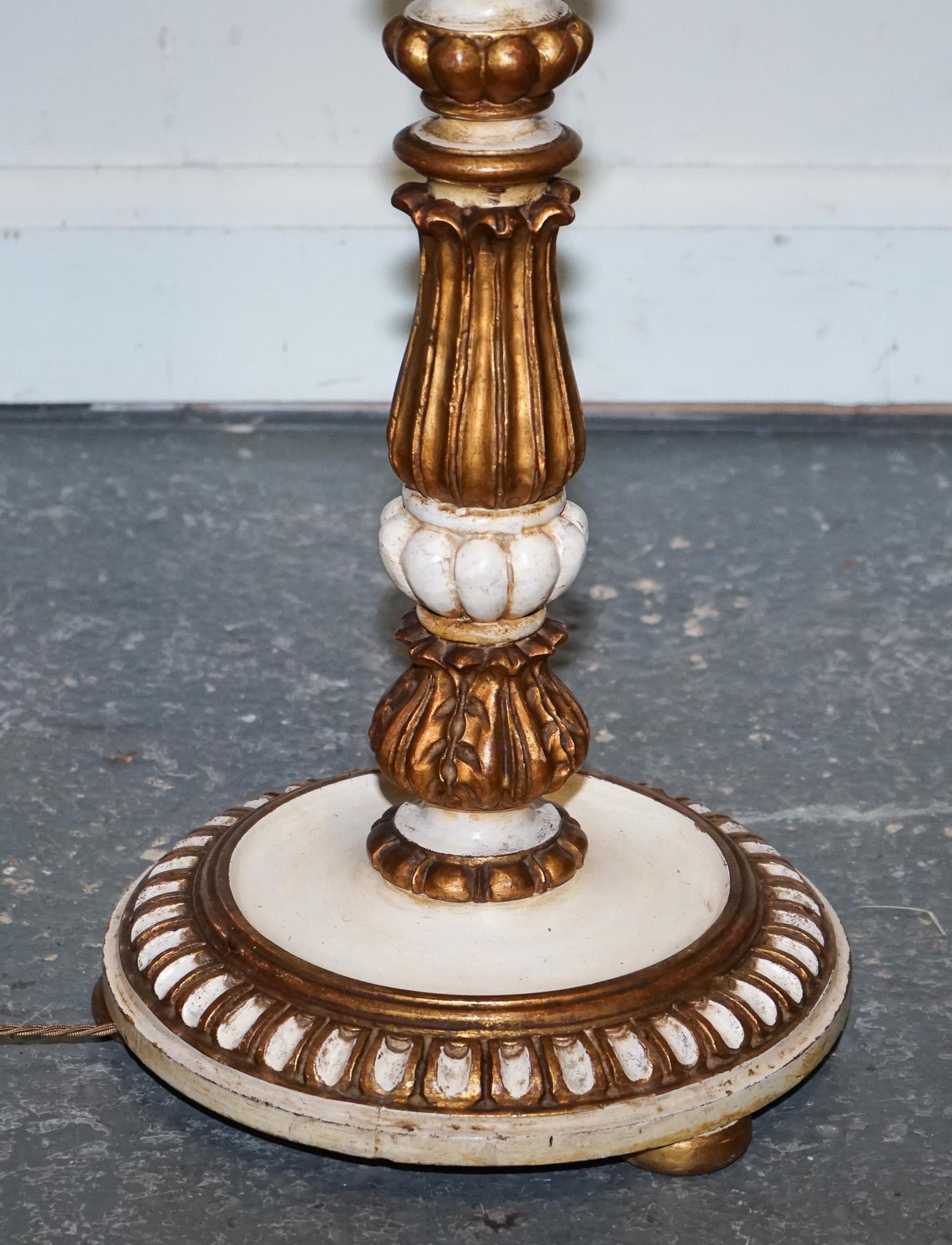 LAMPE DE SOL STANDARD ITALIENNE DE STYLE FLORENTINE, sculptée et peinte à la main en blanc et blanc cassé. en vente 2