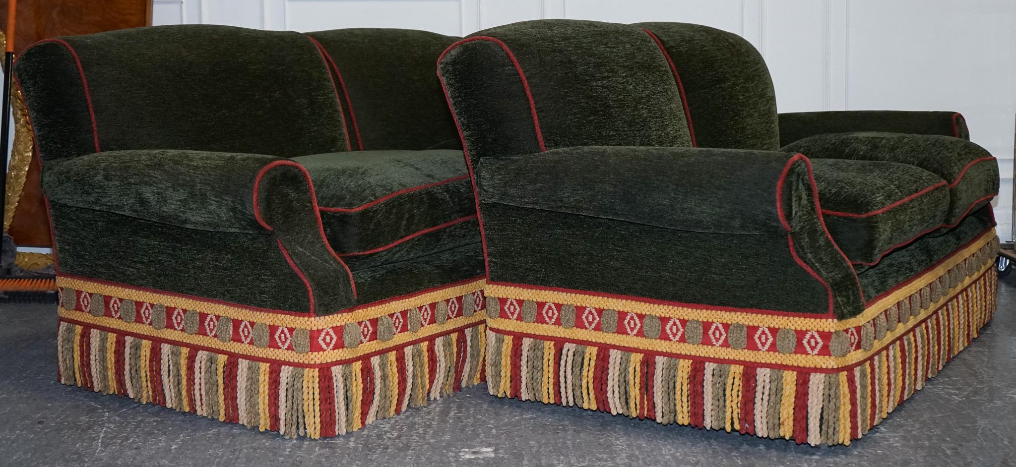 
Antiquitäten aus London



Dieses exquisite, maßgefertigte Sofa ist ein Beweis für britische Polsterkunst vom Feinsten. Dieses von dem angesehenen Möbelhersteller Peter Dudgeon gefertigte Möbelstück verbindet zeitloses Design mit außergewöhnlichem