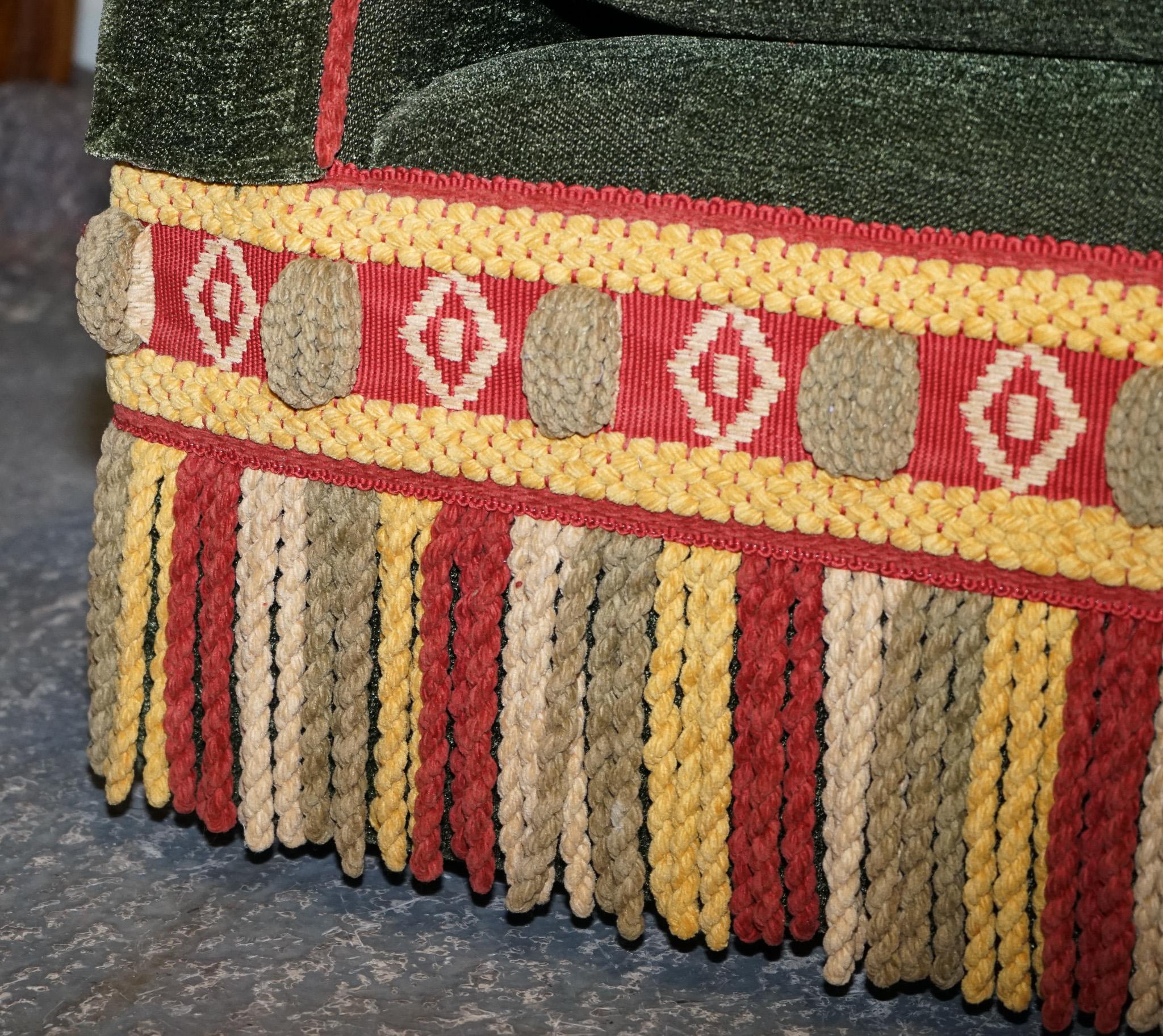 PETER DUDGEON BRITISCHES HANDGEARBEITETES GRÜNES FABRIC HOWARD STYLE 2 SEATER SOFA RRP£10000 (Stoff) im Angebot