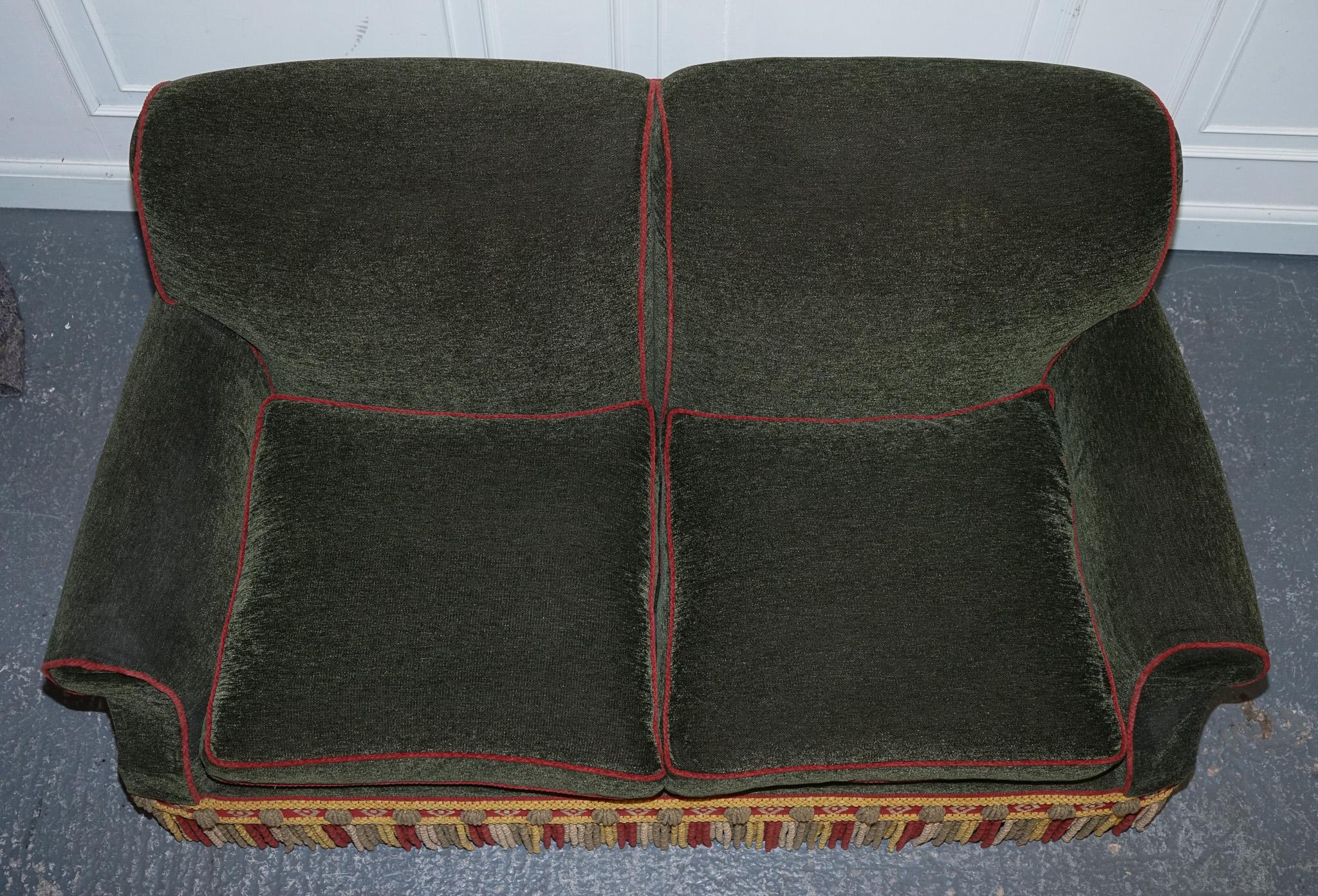 PETER DUDGEON BRITISCHES HANDGEARBEITETES GRÜNES FABRIC HOWARD STYLE 2 SEATER SOFA RRP£10000 im Angebot 3