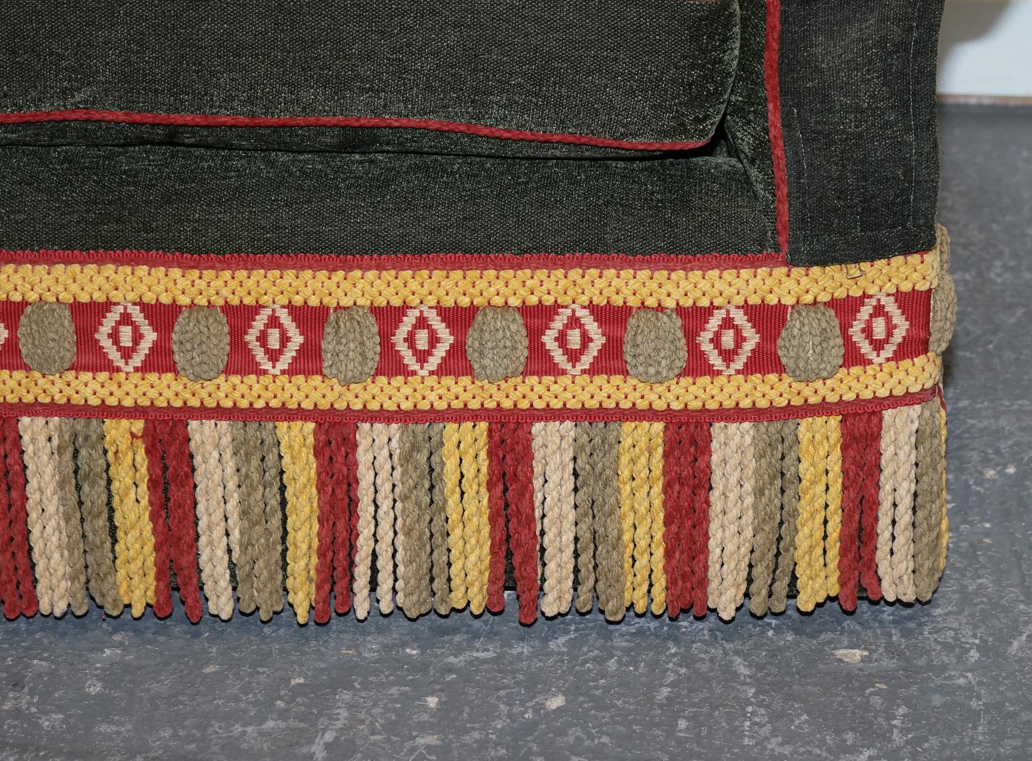 PETER DUDGEON BRITISCHES HANDGEARBEITETES GRÜNES FABRIC HOWARD STYLE 2 SEATER SOFA RRP£10000 (20. Jahrhundert) im Angebot