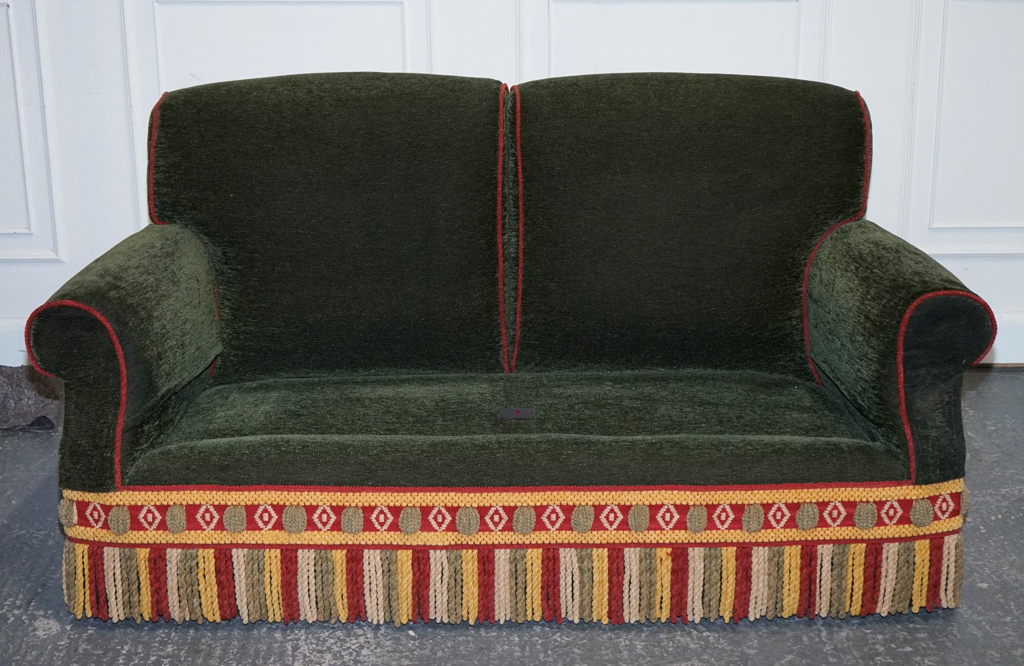 PETER DUDGEON BRITISCHES HANDGEARBEITETES GRÜNES FABRIC HOWARD STYLE 2 SEATER SOFA RRP£10000 im Zustand „Gut“ im Angebot in Pulborough, GB