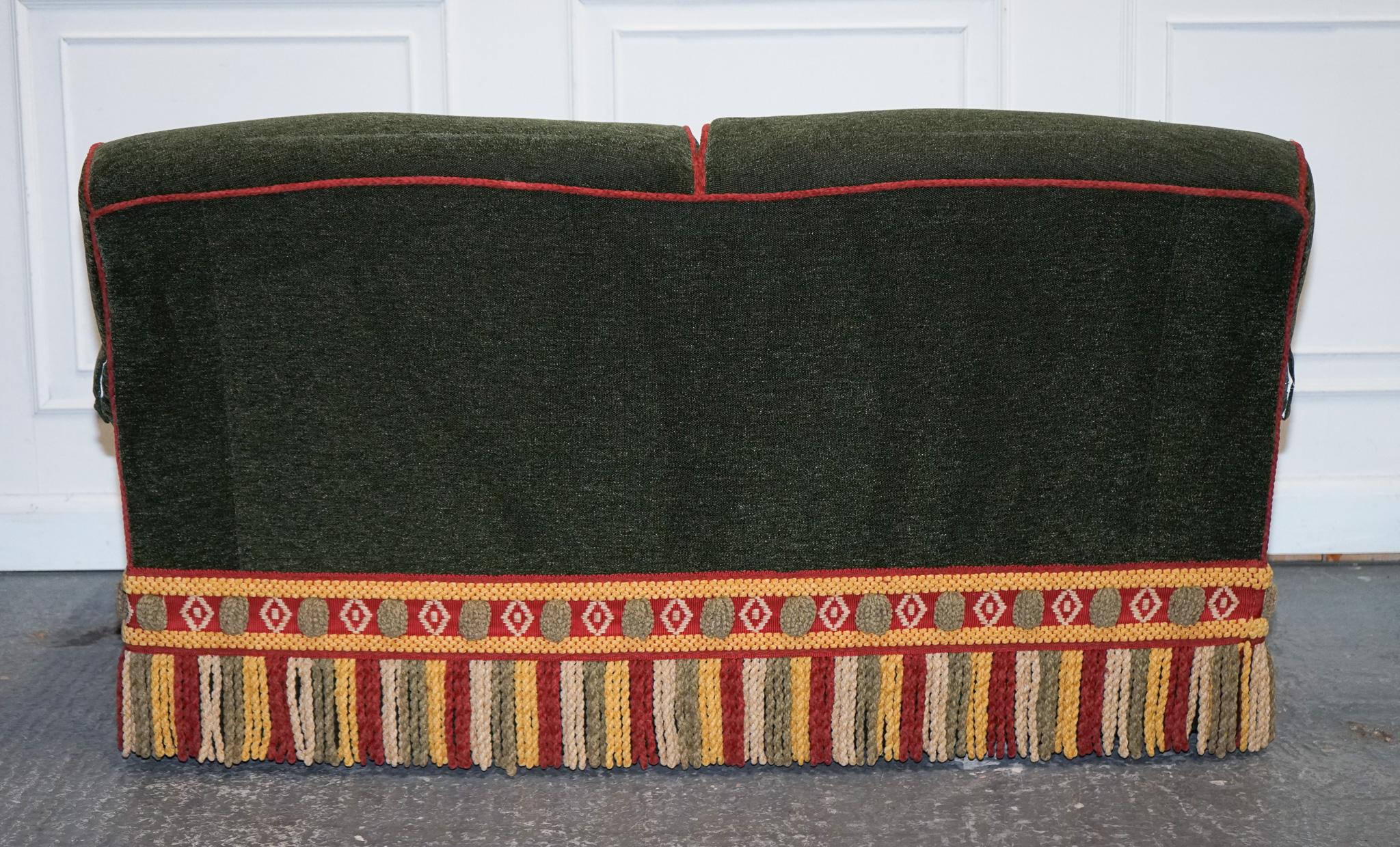 PETER DUDGEON BRITISCHES HANDGEARBEITETES GRÜNES FABRIC HOWARD STYLE 2 SEATER SOFA RRP£10000 im Angebot 7