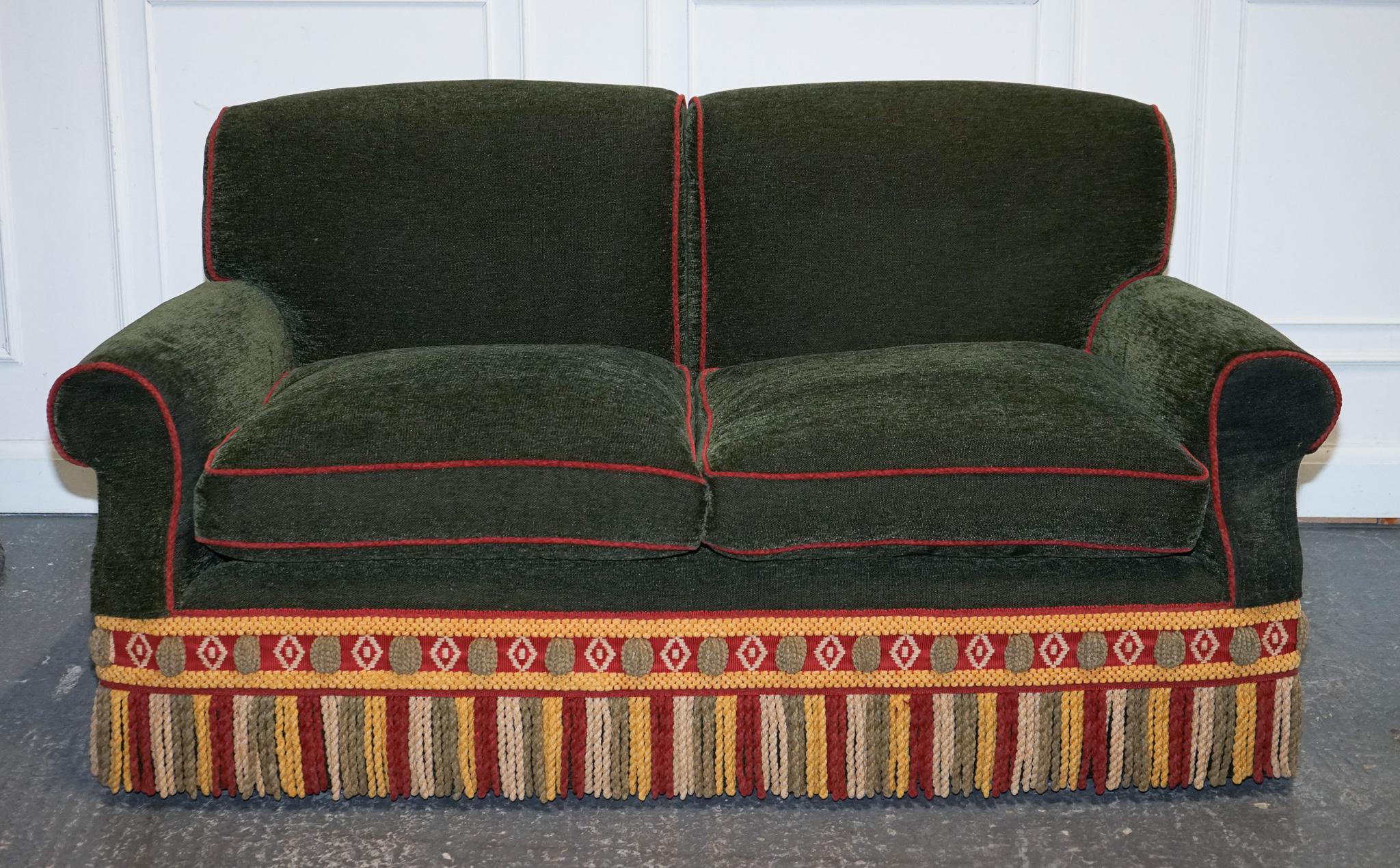 
Antiquitäten aus London



Holen Sie sich zeitlose britische Eleganz in Ihr Zuhause mit diesem atemberaubenden Zweisitzer-Sofa, das vom renommierten Möbelhersteller Peter Dungeon maßgefertigt wurde. Dieses wunderschöne Sofa im Howard-Stil ist der