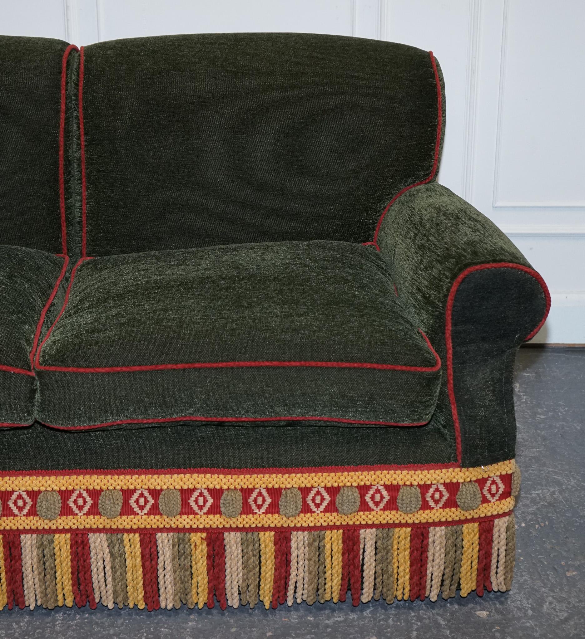 PETER DUDGEON BRITISCHES HANDGEARBEITETES GRÜNES FABRIC HOWARD STYLE 2 SEATER SOFA RRP£10000 (Handgefertigt) im Angebot