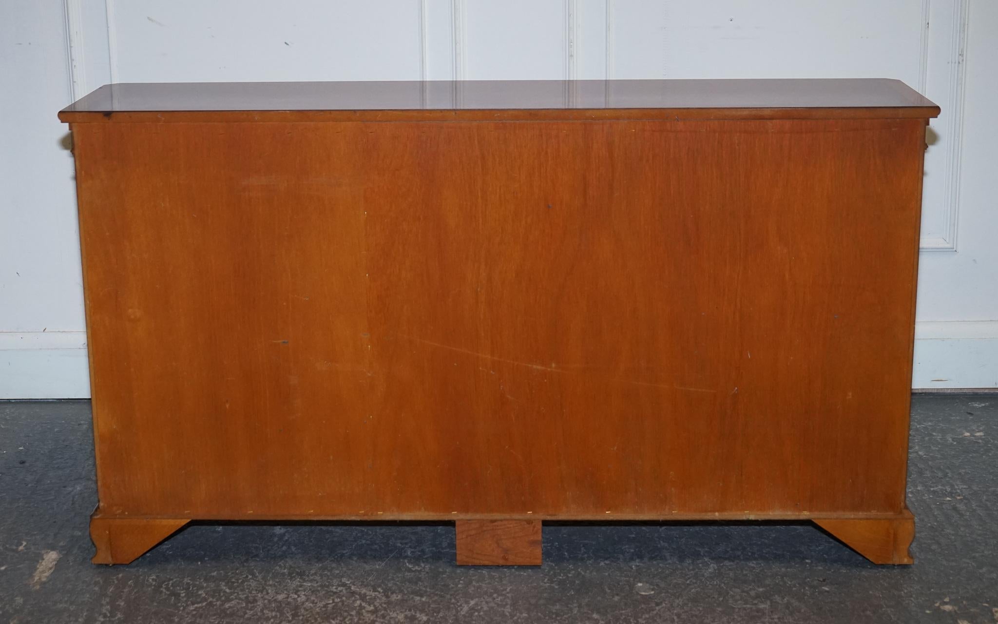 VINTAGE YEW WOOD GLAZED BOOKCASE SIDEBOARD TRIPLE DOOR DISPLAY CABiNET For Sale 10