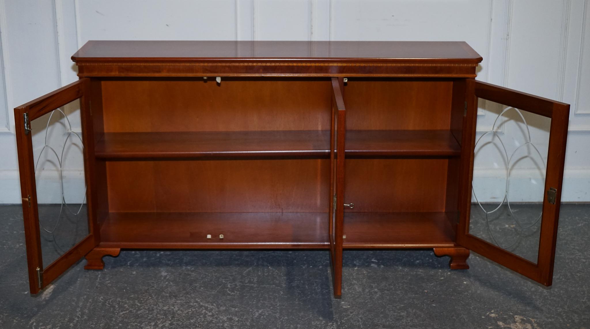 VINTAGE YEW WOOD GLAZED BOOKCASE SIDEBOARD TRIPLE DOOR DISPLAY CABiNET For Sale 1