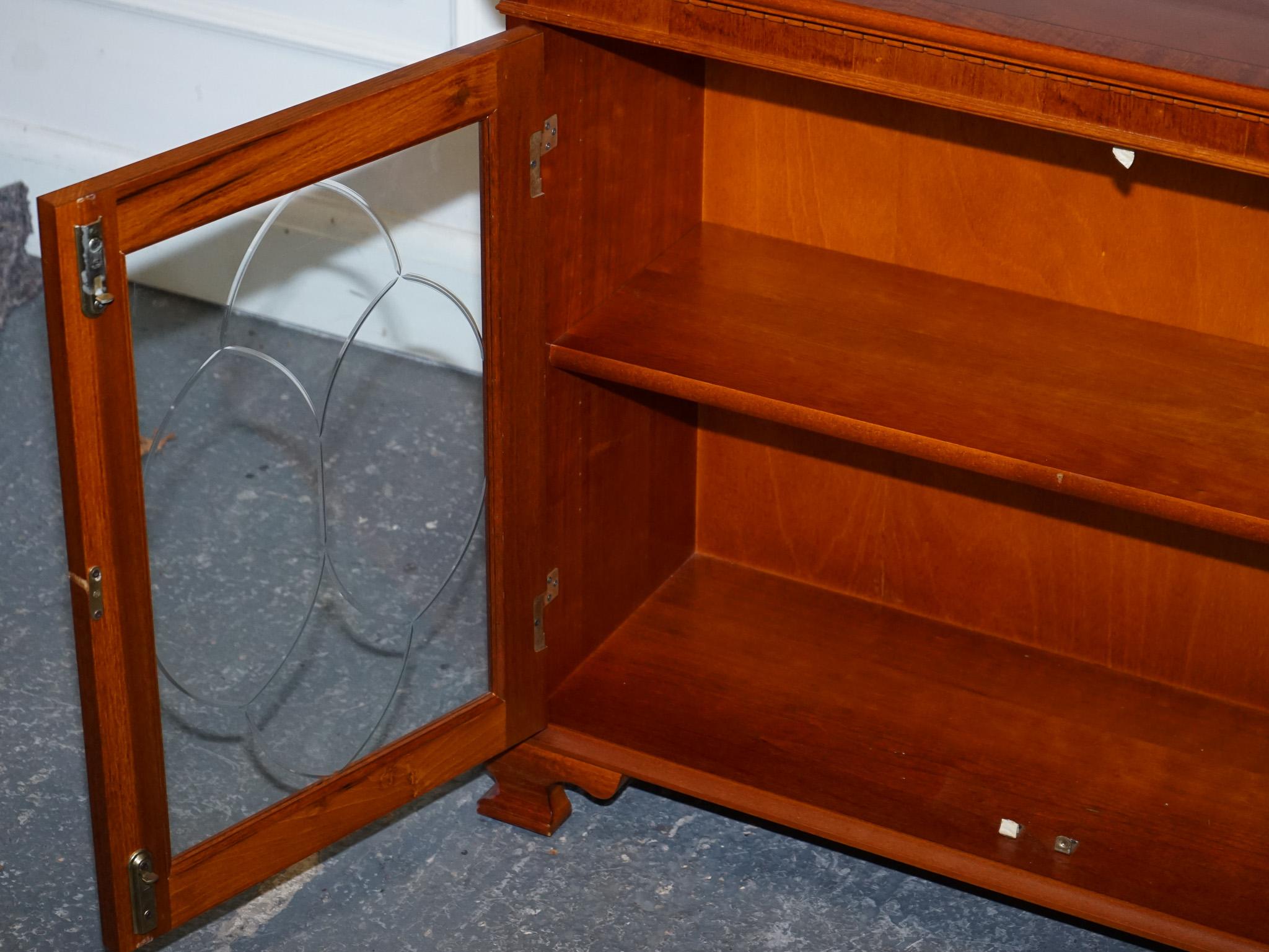 VINTAGE YEW WOOD GLAZED BOOKCASE SIDEBOARD TRIPLE DOOR DISPLAY CABiNET For Sale 2