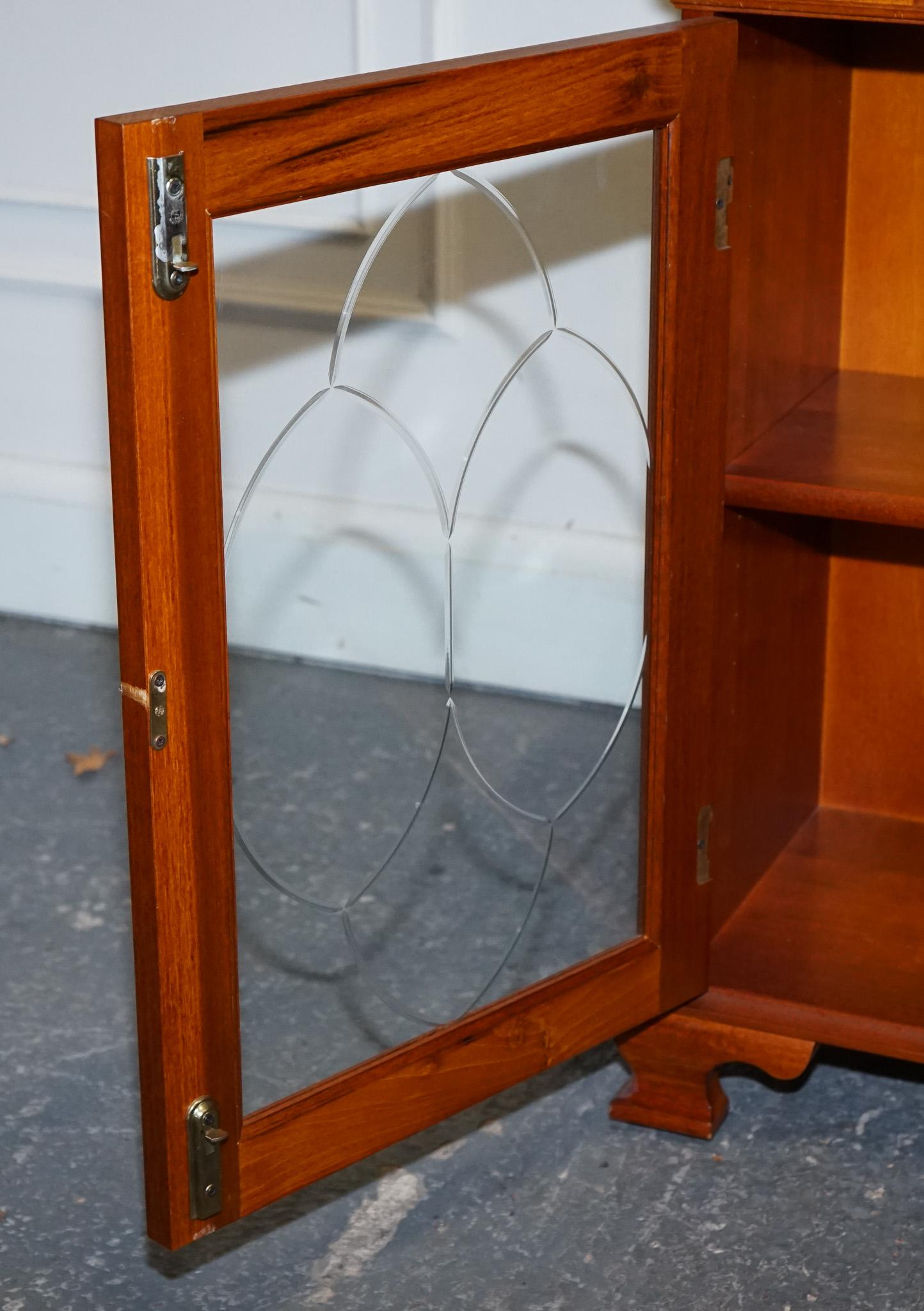 VINTAGE YEW WOOD GLAZED BOOKCASE SIDEBOARD TRIPLE DOOR DISPLAY CABiNET For Sale 4