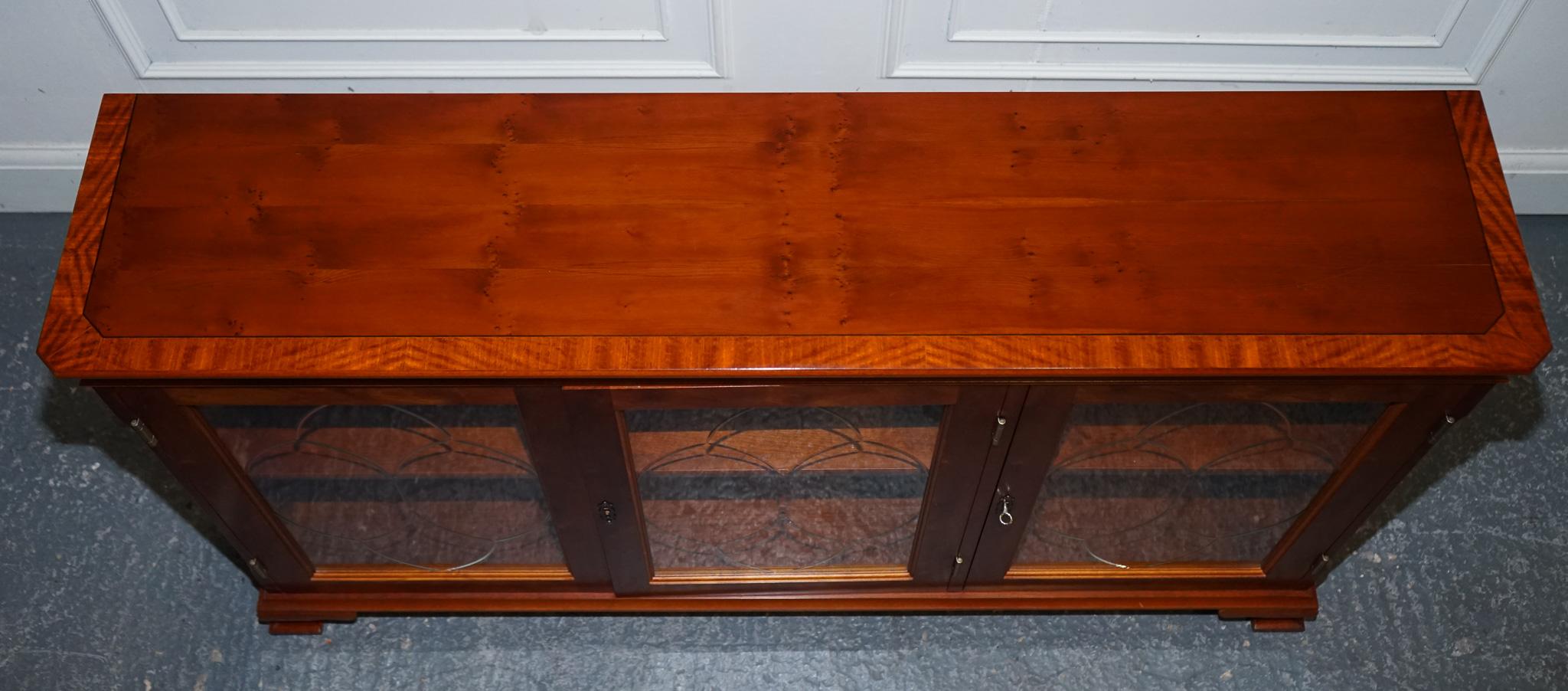 VINTAGE YEW WOOD GLAZED BOOKCASE SIDEBOARD TRIPLE DOOR DISPLAY CABiNET For Sale 5