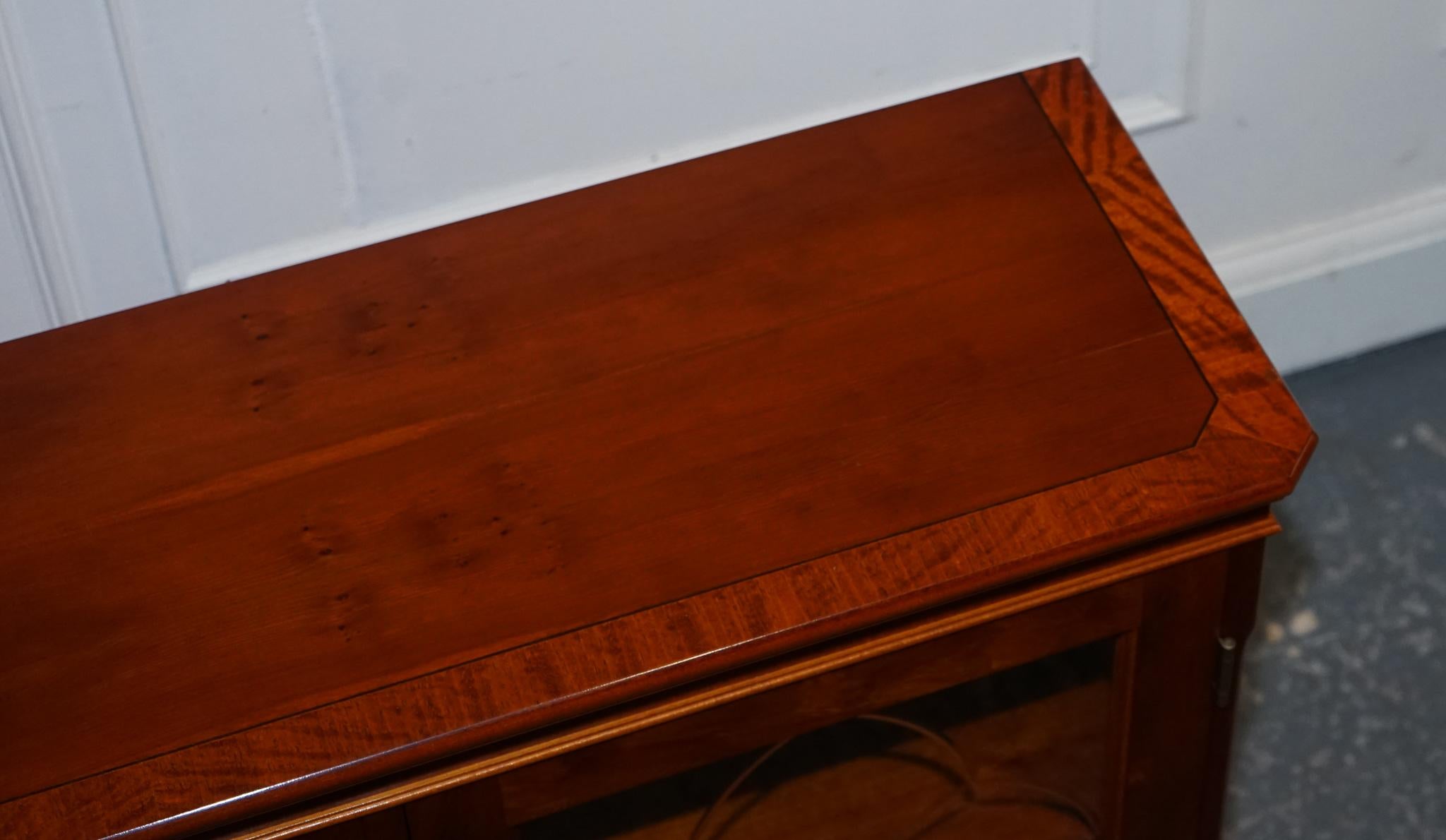 VINTAGE YEW WOOD GLAZED BOOKCASE SIDEBOARD TRIPLE DOOR DISPLAY CABiNET For Sale 7