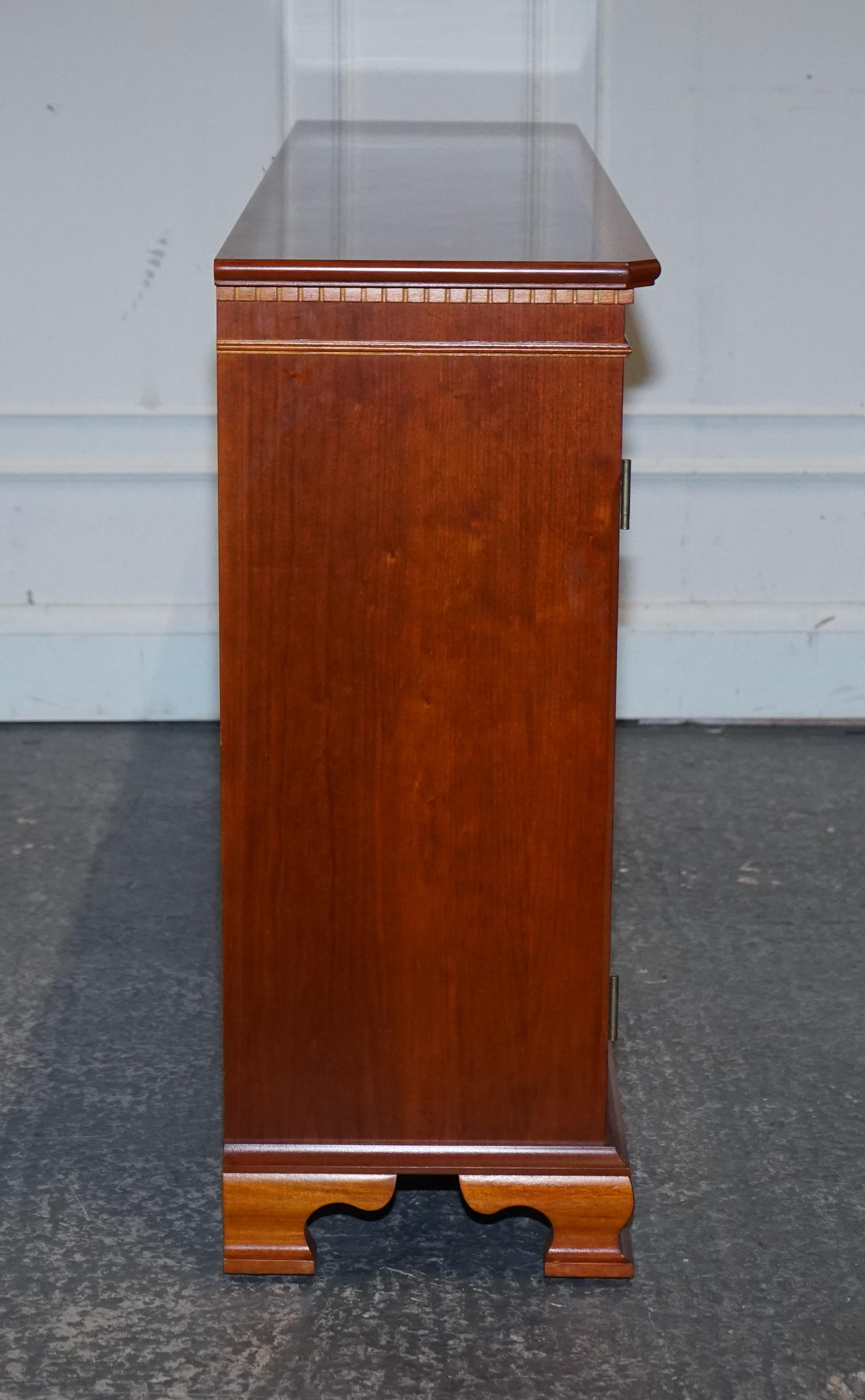 VINTAGE YEW WOOD GLAZED BOOKCASE SIDEBOARD TRIPLE DOOR DISPLAY CABiNET For Sale 8
