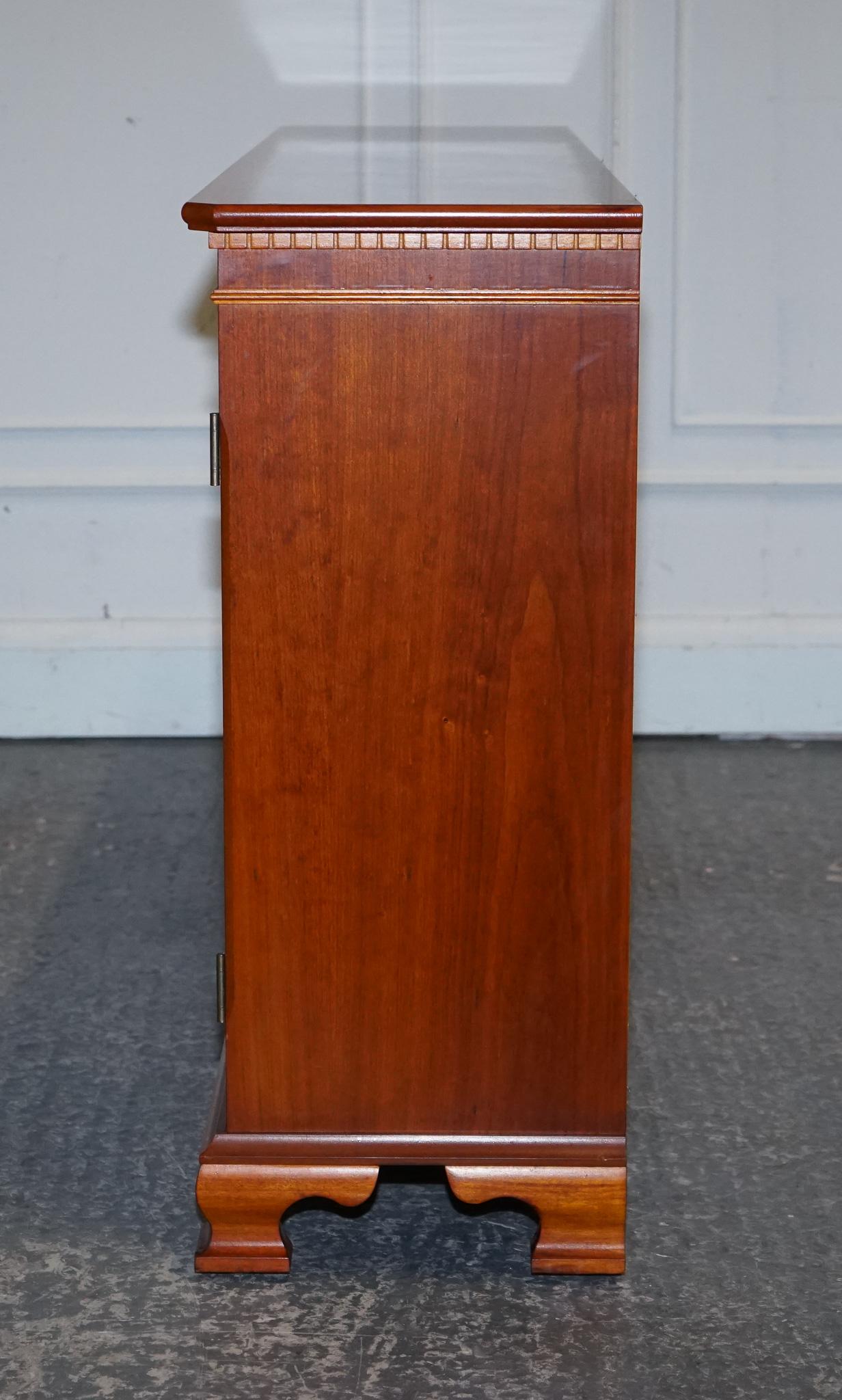 VINTAGE YEW WOOD GLAZED BOOKCASE SIDEBOARD TRIPLE DOOR DISPLAY CABiNET For Sale 9