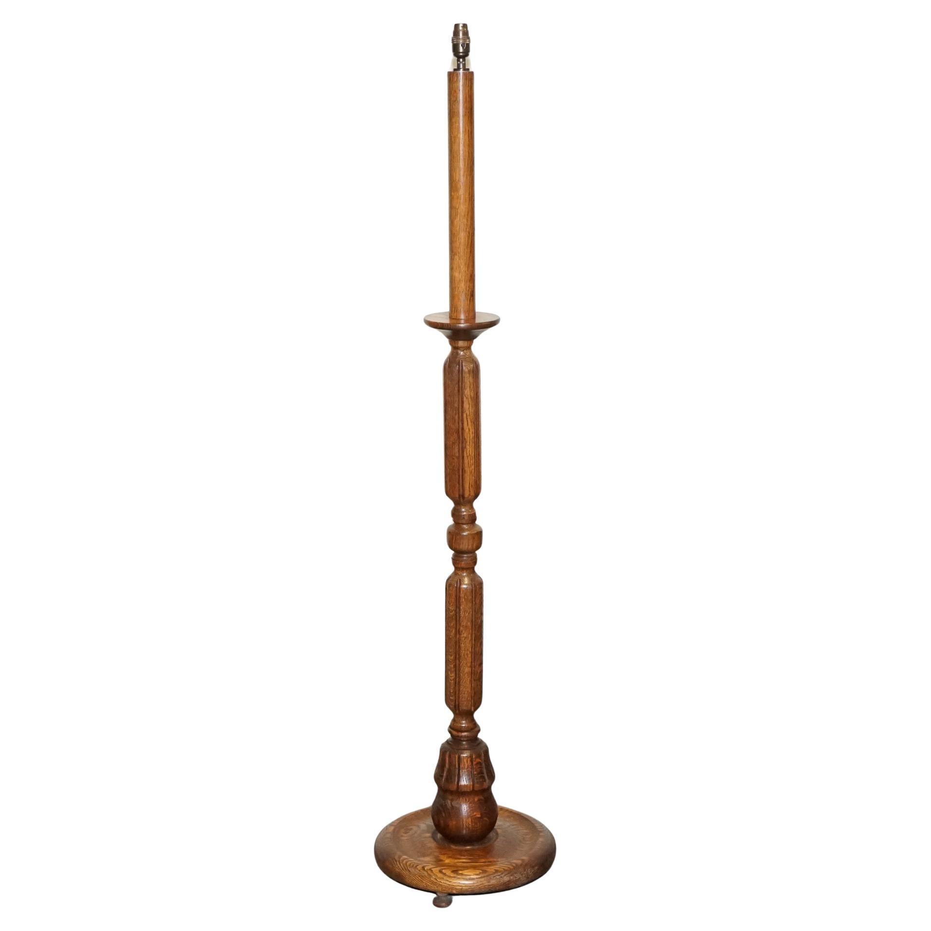 ANTIQUE CIRCA 1910 SOLID OAK STANDARD FLOOR LAMP WiTH ROUND BASE For Sale