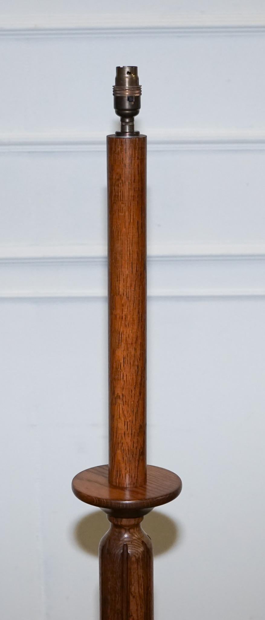 British ANTIQUE CIRCA 1910 SOLID OAK STANDARD FLOOR LAMP WiTH ROUND BASE For Sale