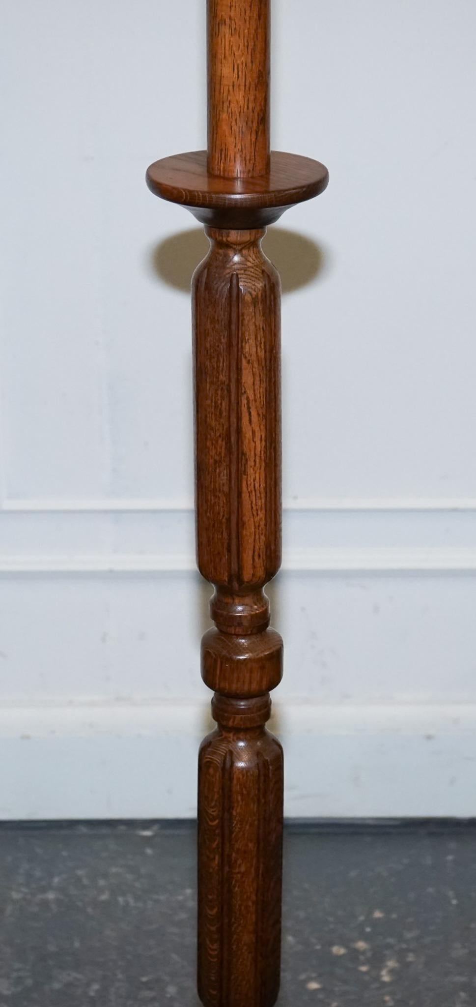 Hand-Crafted ANTIQUE CIRCA 1910 SOLID OAK STANDARD FLOOR LAMP WiTH ROUND BASE For Sale