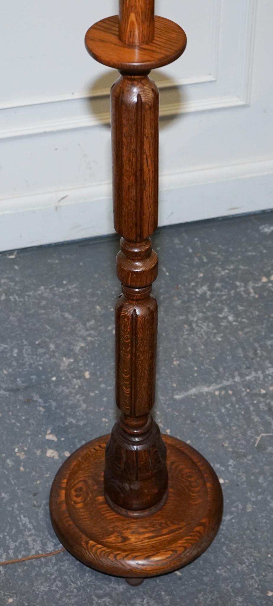 20th Century ANTIQUE CIRCA 1910 SOLID OAK STANDARD FLOOR LAMP WiTH ROUND BASE For Sale