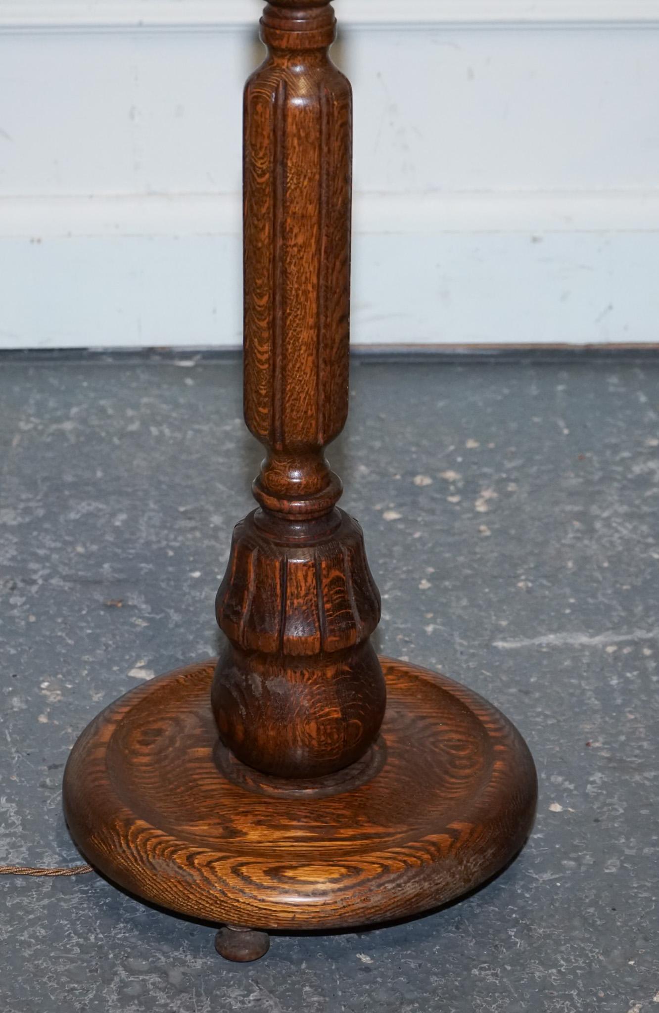 ANTIQUE CIRCA 1910 SOLID OAK STANDARD FLOOR LAMP WiTH ROUND BASE In Good Condition For Sale In Pulborough, GB