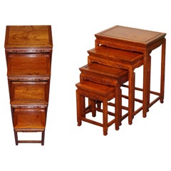 NEST DE TECK ORIENTAL CHINOIS DE QUATRE TABLES AVEC DÉTAILS CARVÉS