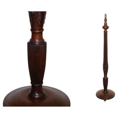 LÁMPARA DE PIE TRADICIONAL INGLESA DE MADERA MACIZA DE LOS AÑOS 20