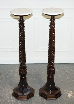 PAR DE CENÍFEROS INGLESES DE LA ÉPOCA VICTORIANA TEMPRANA, RESTAURADOS, CON TABLERO DE MÁRMOL BLANCO, 145 CM