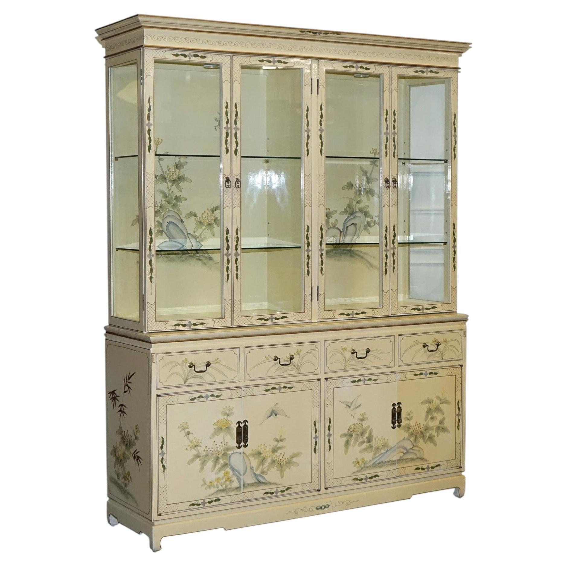 VINTAGE ORIENTAL ASIAN CHINOISERIE CREAM LACQUER HAND PAINTED DISPLAY CABiNET For Sale