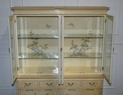 VINTAGE ORIENTAL ASIAN CHINOISERIE CREAM LACQUER HAND PAINTED DISPLAY CABiNET