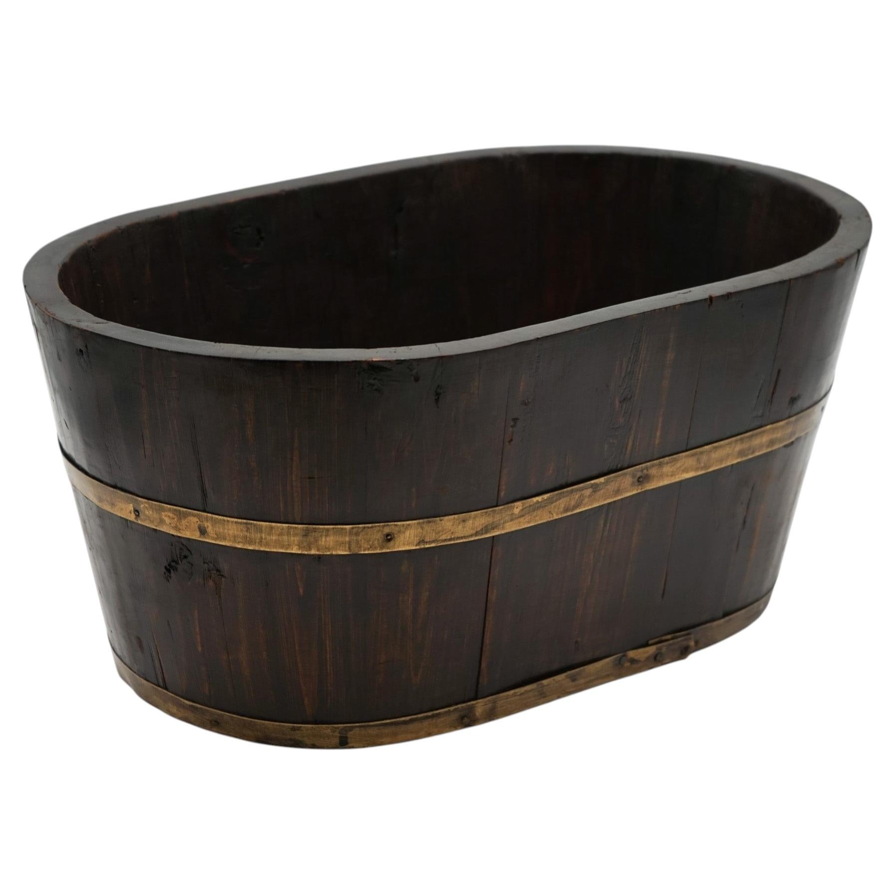 ANTIQUE ENGLISH OAK PLANTER OR CHAMPAGNE COOLER BUCKET WITH BRASS TRiM