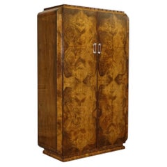 SUPERBE ARMOIRE À DEUX PORTES DE STYLE ART DÉCO DES ANNÉES 1920, EN NOYER À GROS NŒUDS OU « AMOiRE »