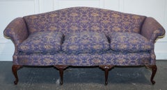 ANTIKES ENGLISCHES LANDHAUS-SOFA IM CHIPPENDALE-STIL MIT KAMELRÜCKEN UND STOFFBEZUG, DREISITZER