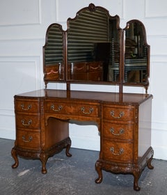 Belle coiffeuse ancienne des années 1920 en noyer burlé, sculptée à la main, avec miroirs rabattables