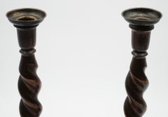 PAAR ENGLISCHE KERZENHALTER AUS EICHENHOLZ MIT „BARLEY TWIST“-VERZIERUNG AUS DER FRÜHEN VIKTORIANISCHEN ZEIT (1)