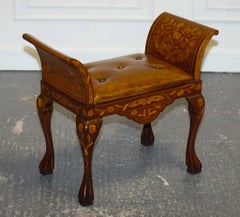 TABOURET DE PIANO ANTIQUE DE 1860, DE FABRICATION HOLLANDAISE, AVEC MARQUETERIE ET ASSISE DE TYPE CHESTERFIELD TEINTE À LA MAIN