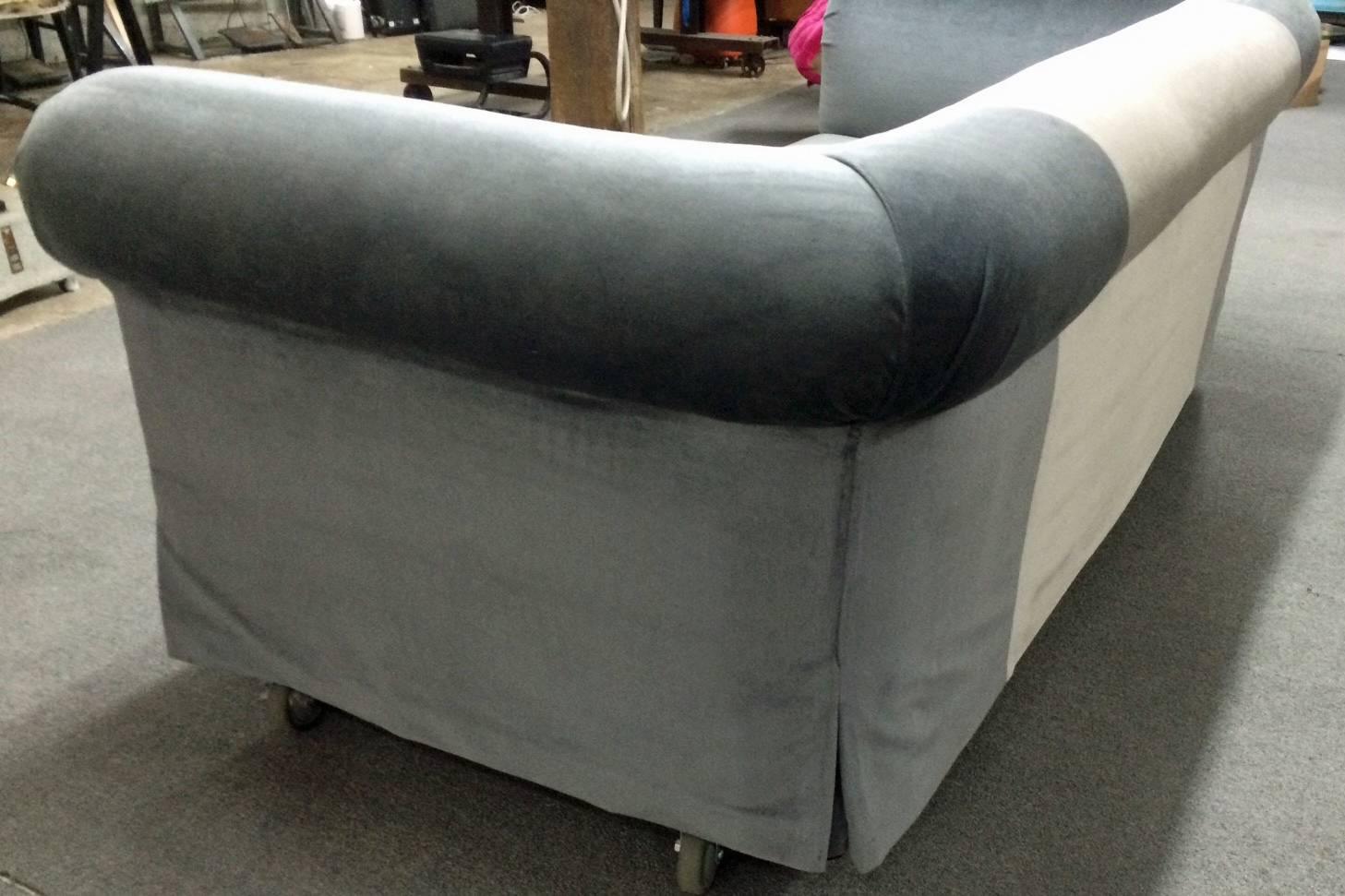 Langes, tiefes und sehr bequemes Luxe-Sofa aus blauem Seidenmohair in zweifarbigem Muster im Zustand „Hervorragend“ im Angebot in Bronx, NY