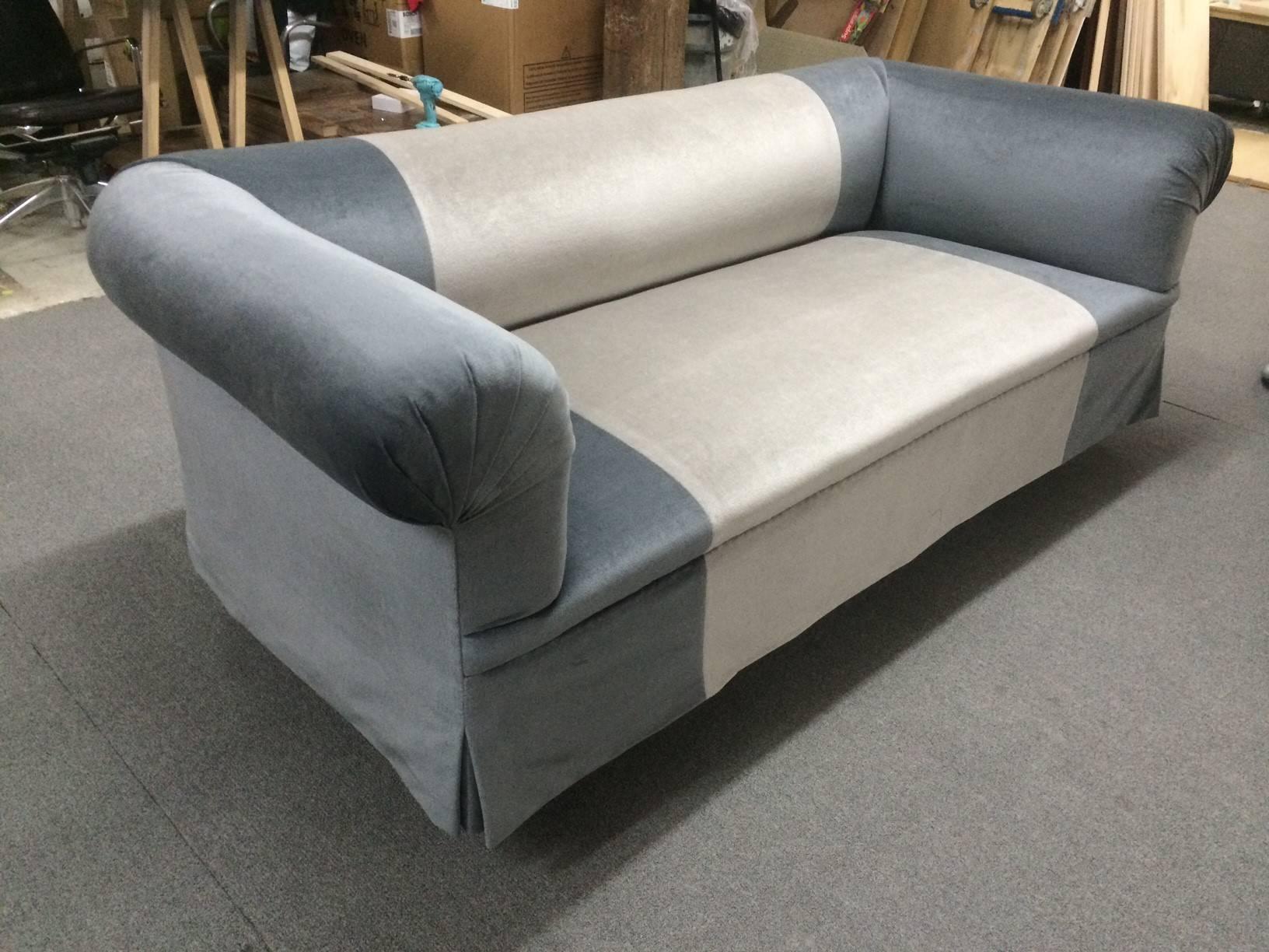 Fin du 20e siècle Long canapé de luxe profond et très confortable en mohair de soie bleu bicolore en vente