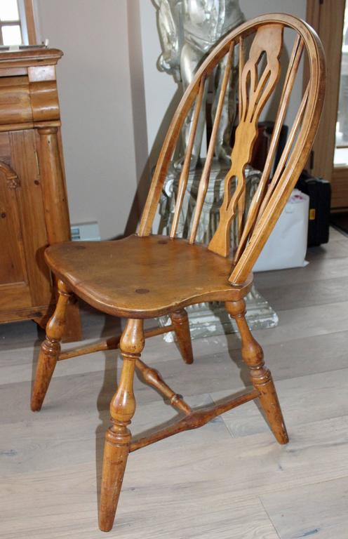 English Windsor Bow Brace Back Dining Chairs With Decorative Splat