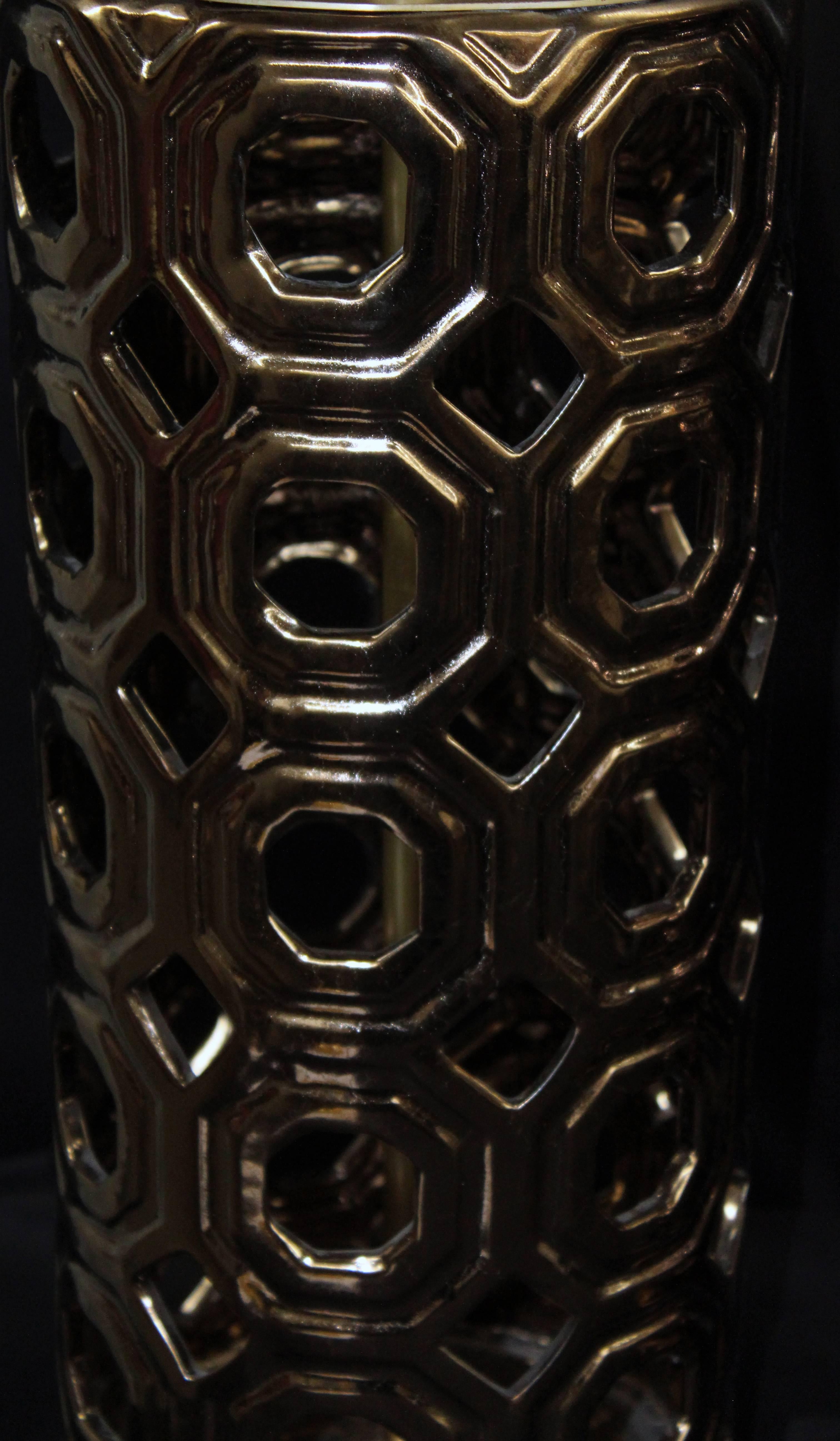 Elegantes recipientes de cerámica de bronce con aplicación de lámpara. Las bases contorneadas a medida y las tapas, junto con el poste y los enchufes dobles controlados, son de latón cepillado. La altura total hasta el poste de la sombra es de 33