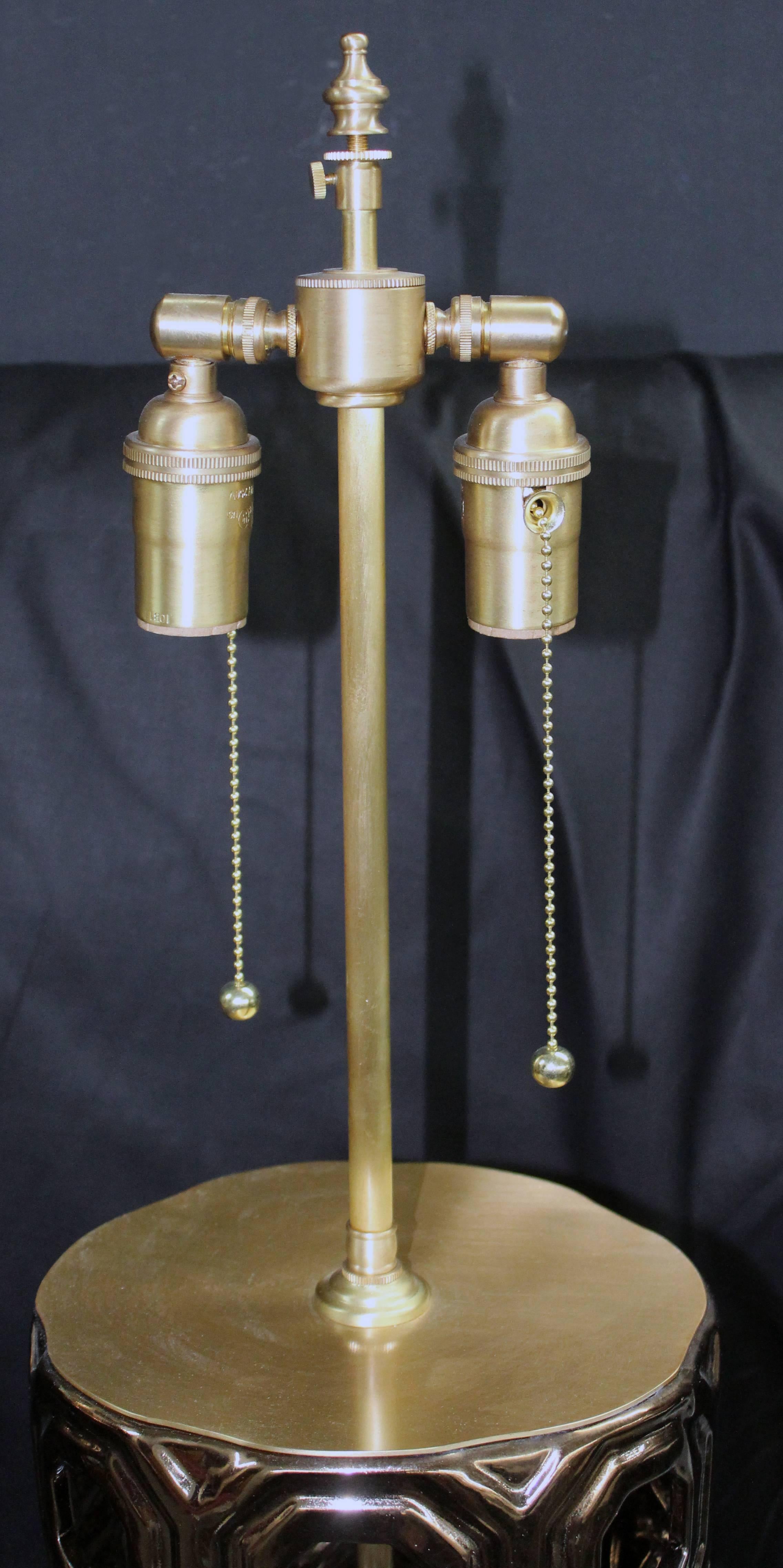 Elegantes Vasijas Cerámicas de Bronce con Aplicación de Lámpara con Herrajes de Latón Cepillado Español en venta
