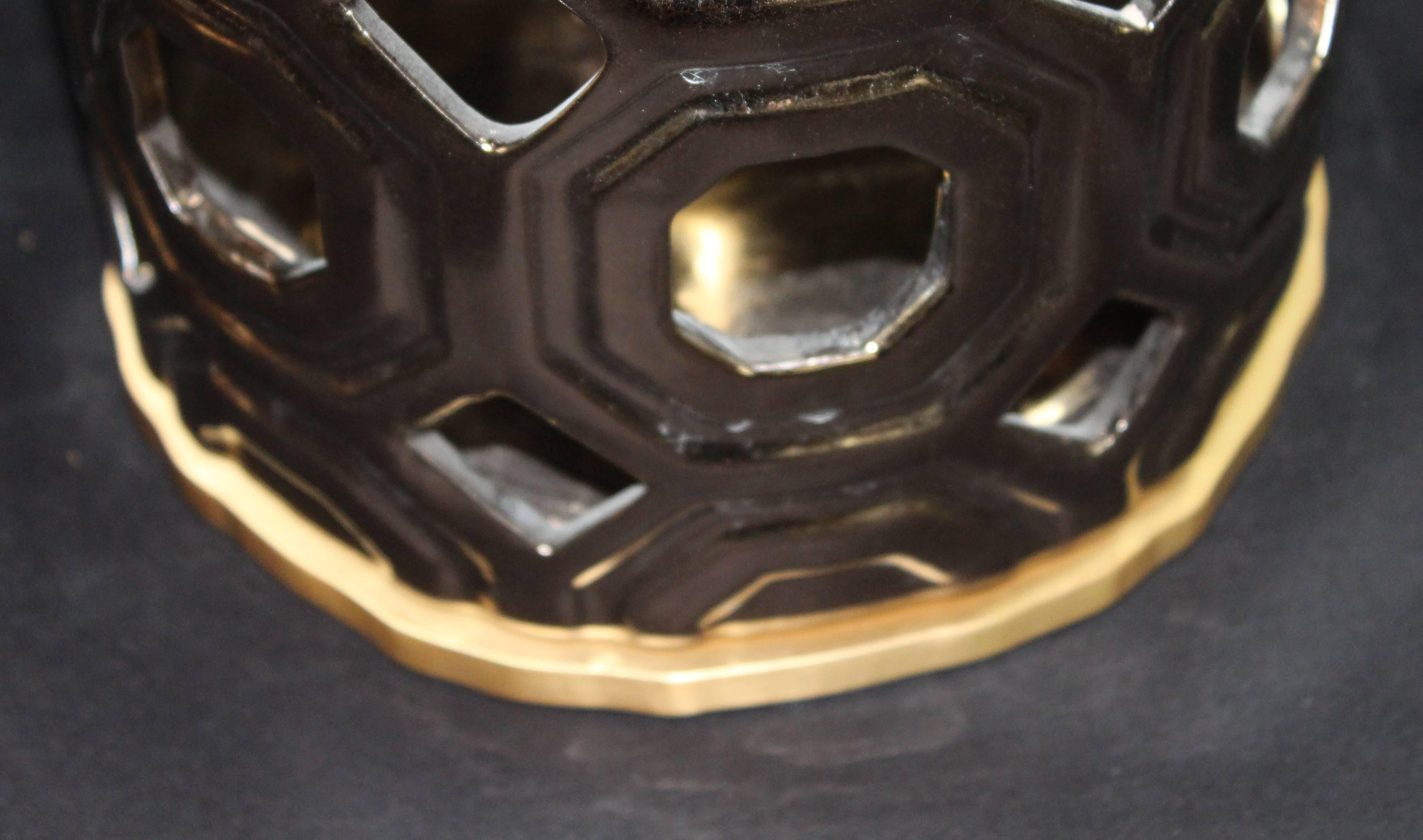 Elegantes Vasijas Cerámicas de Bronce con Aplicación de Lámpara con Herrajes de Latón Cepillado en Excelente estado para la venta en Bronx, NY