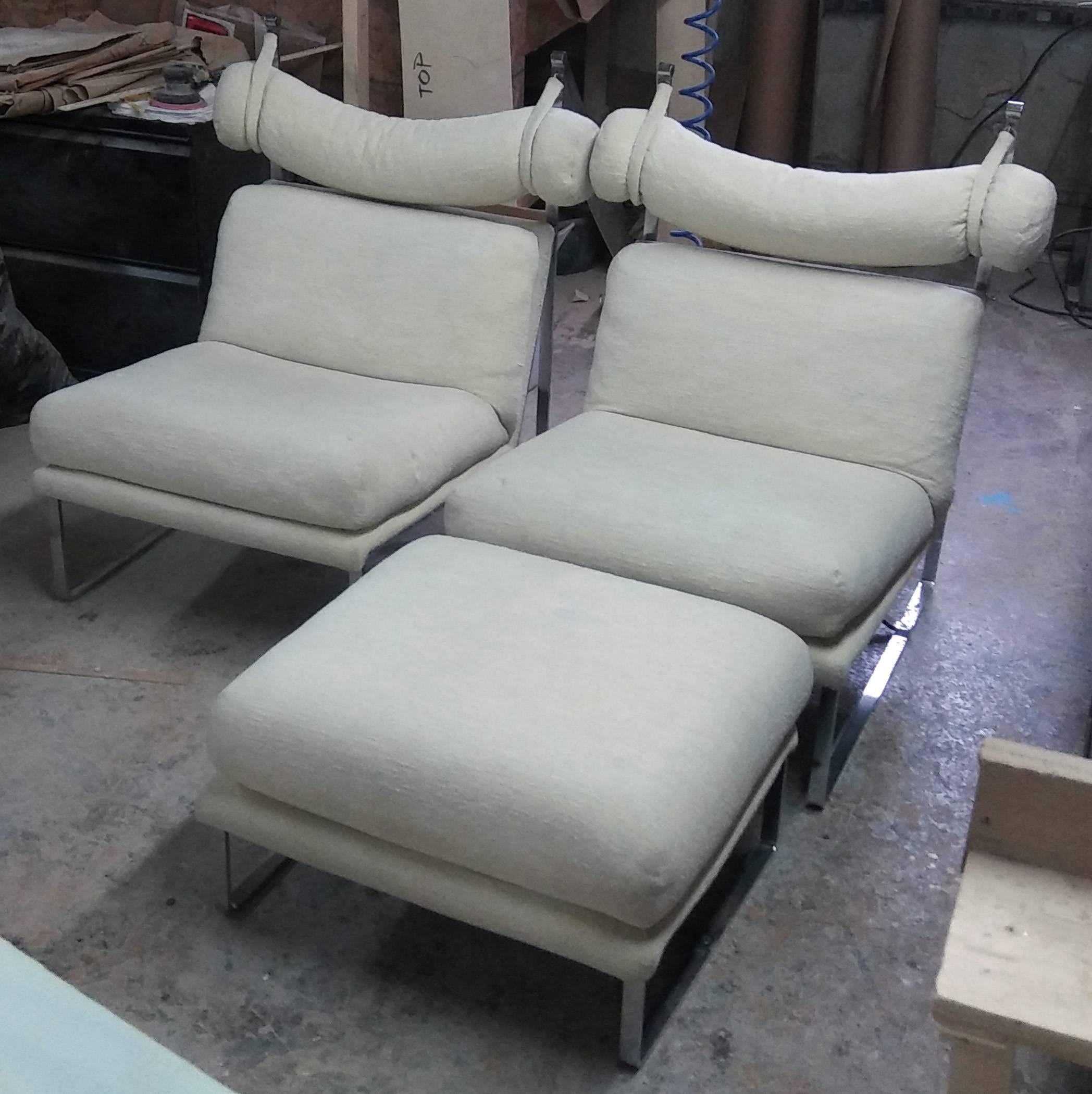 Italian Unusual Suite of Luxurious Mid-Century Modern Club Chairs with Matching Ottoman For Sale