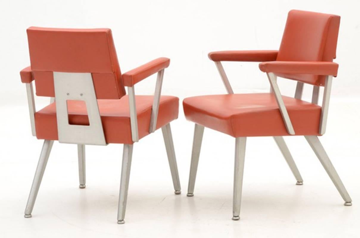 Paire de fauteuils d'accompagnement vintage GoodForm en aluminium brossé avec vinyle orange d'origine, surpiqûres et patins flexibles. Le dossier exclusif à ressorts rend l'assise de cette chaise unique très confortable.