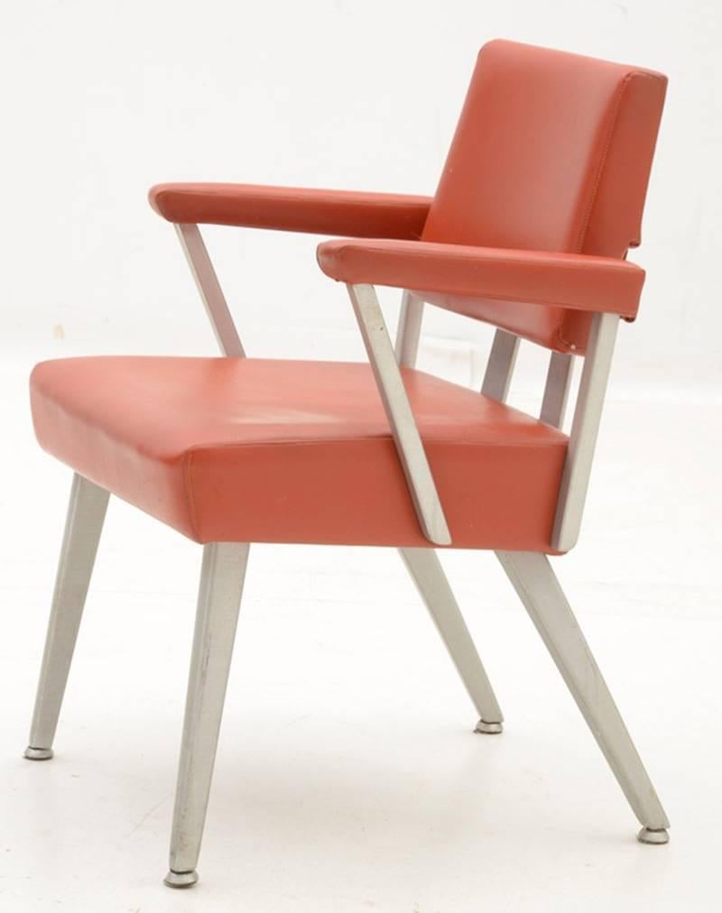 Nord-américain Paire de fauteuils de compagnie vintage de bonne forme en aluminium brossé en vente