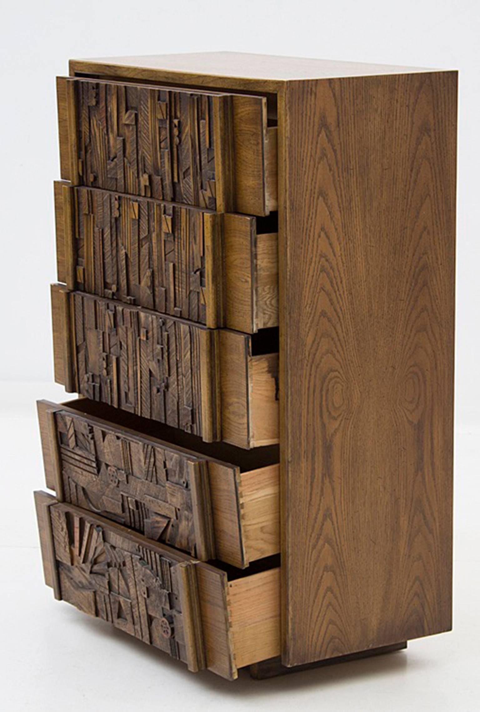 Une commode à cinq tiroirs en chêne de style brutal, conçue par Lane Furniture. La commode se compose d'une caisse en chêne avec des coins en onglet, abritant cinq tiroirs avec des façades en bois assemblées de manière asymétrique, dans un style