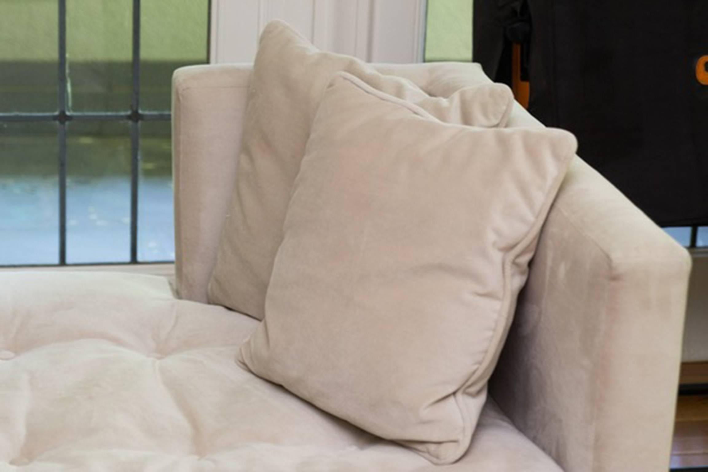 Bromwell maßgefertigtes, Daunen geflochtenes Tagesbett mit Kissen (21. Jahrhundert und zeitgenössisch) im Angebot