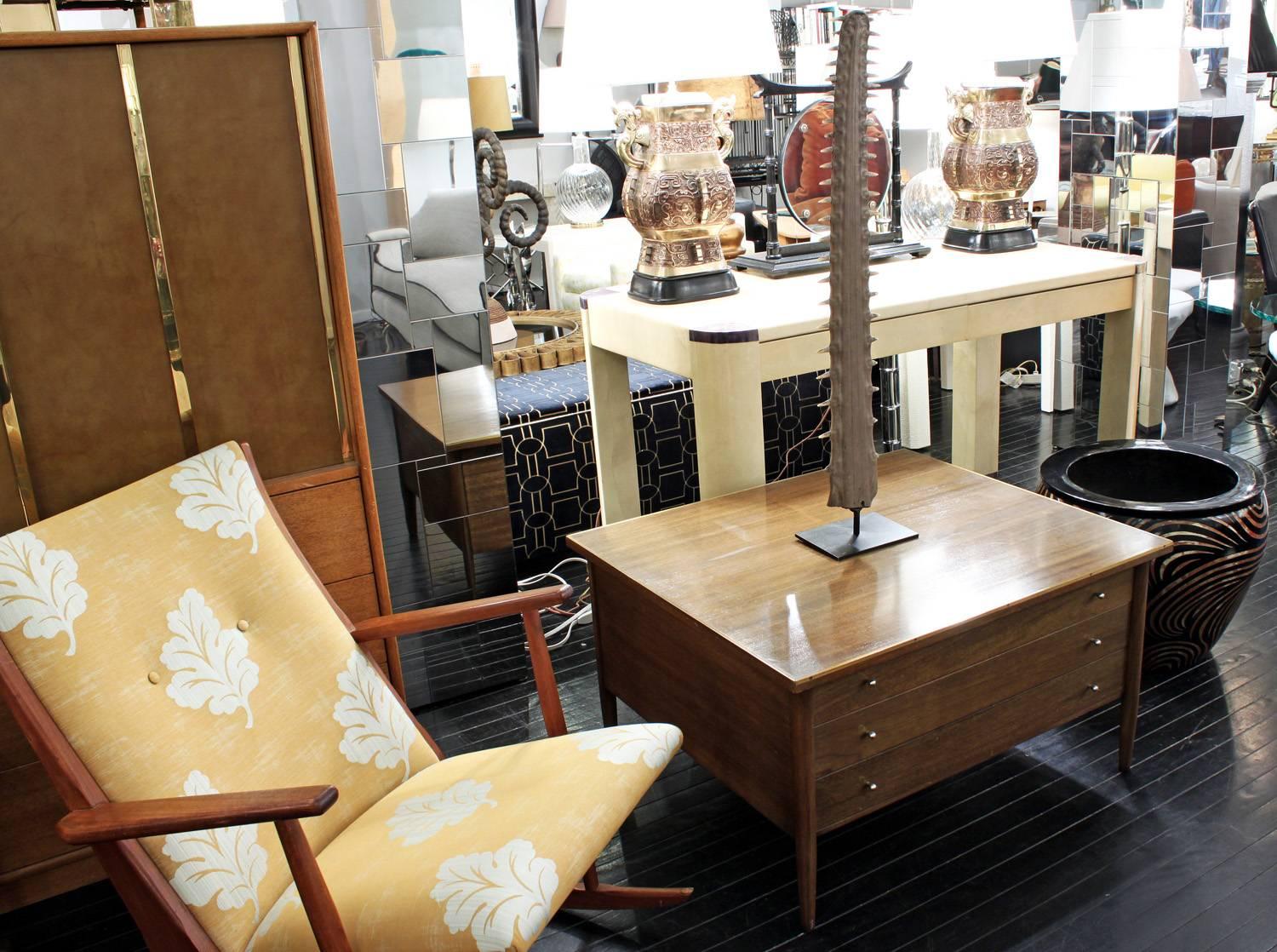 Mid-20th Century Mahogany and Brass Table by Paul McCobb For Sale