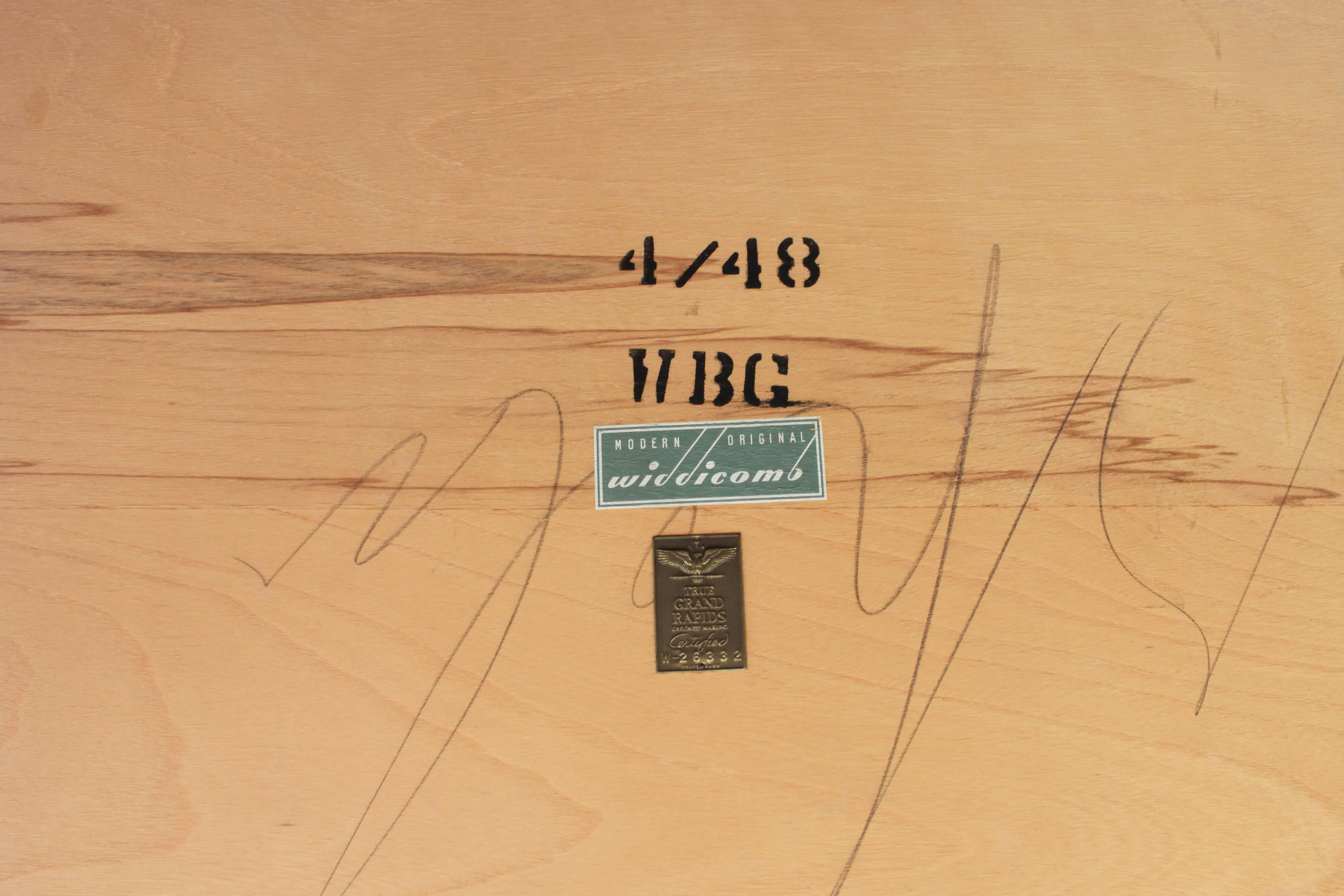 Fait main Table basse élégante en noyer de T.H. Robsjohn-Gibbings 1940s en vente