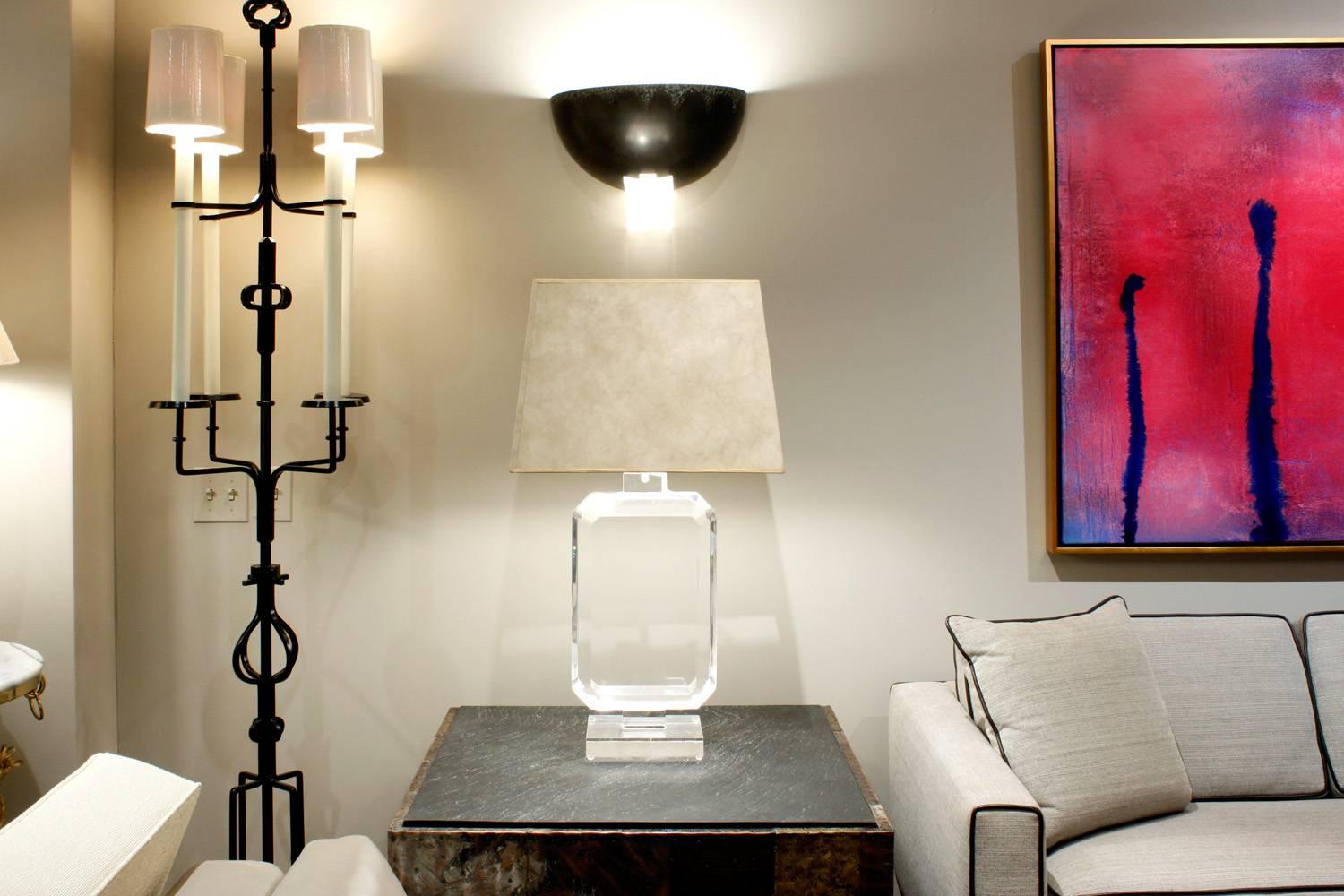 Les Prismatiques Large Lucite Table Lamp, 1970s In Excellent Condition In New York, NY