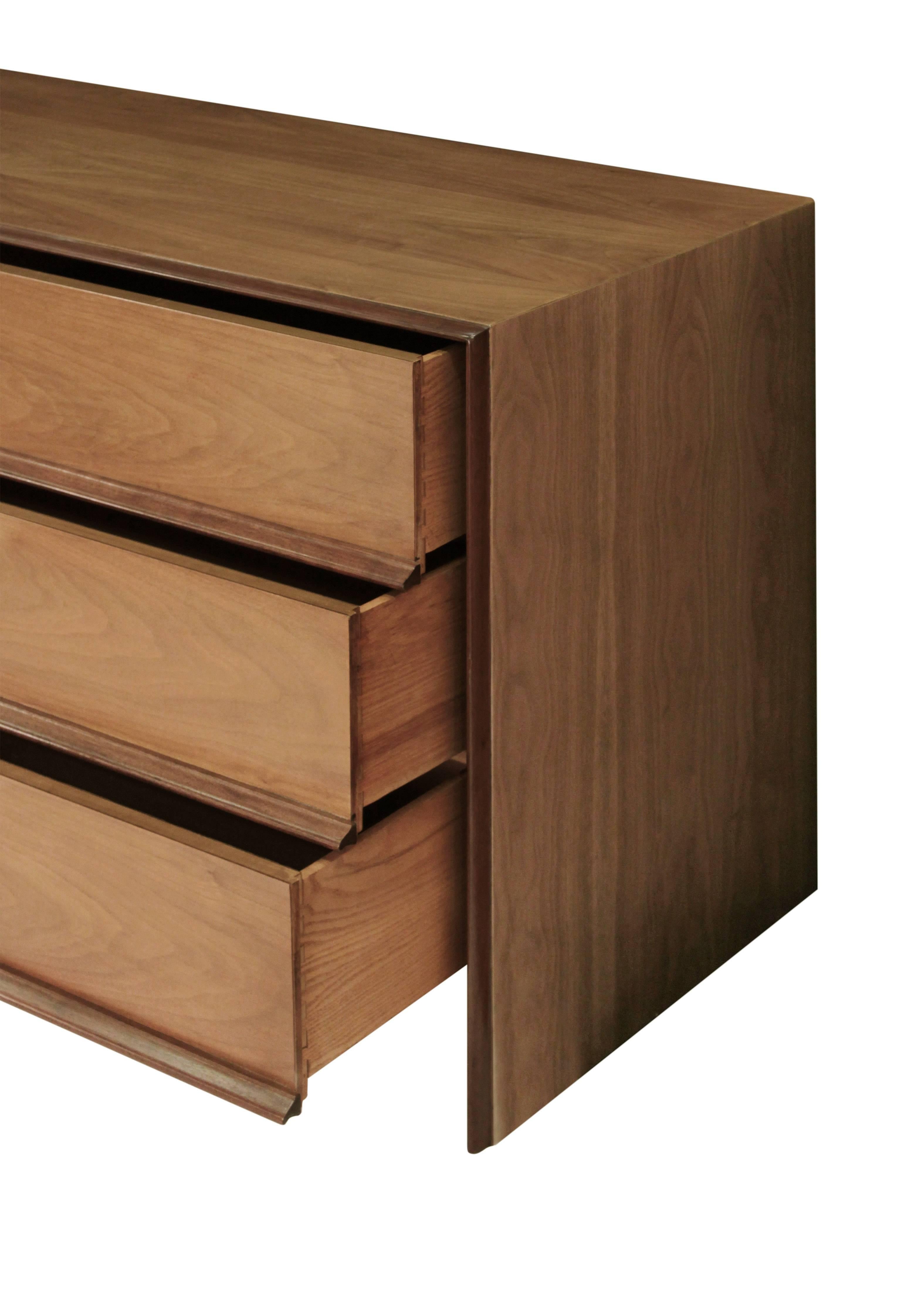 Chest of drawers No. 5039 in walnut by T.H. Robsjohn-Gibbings for Widdicomb, American, 1950s (label in drawer 