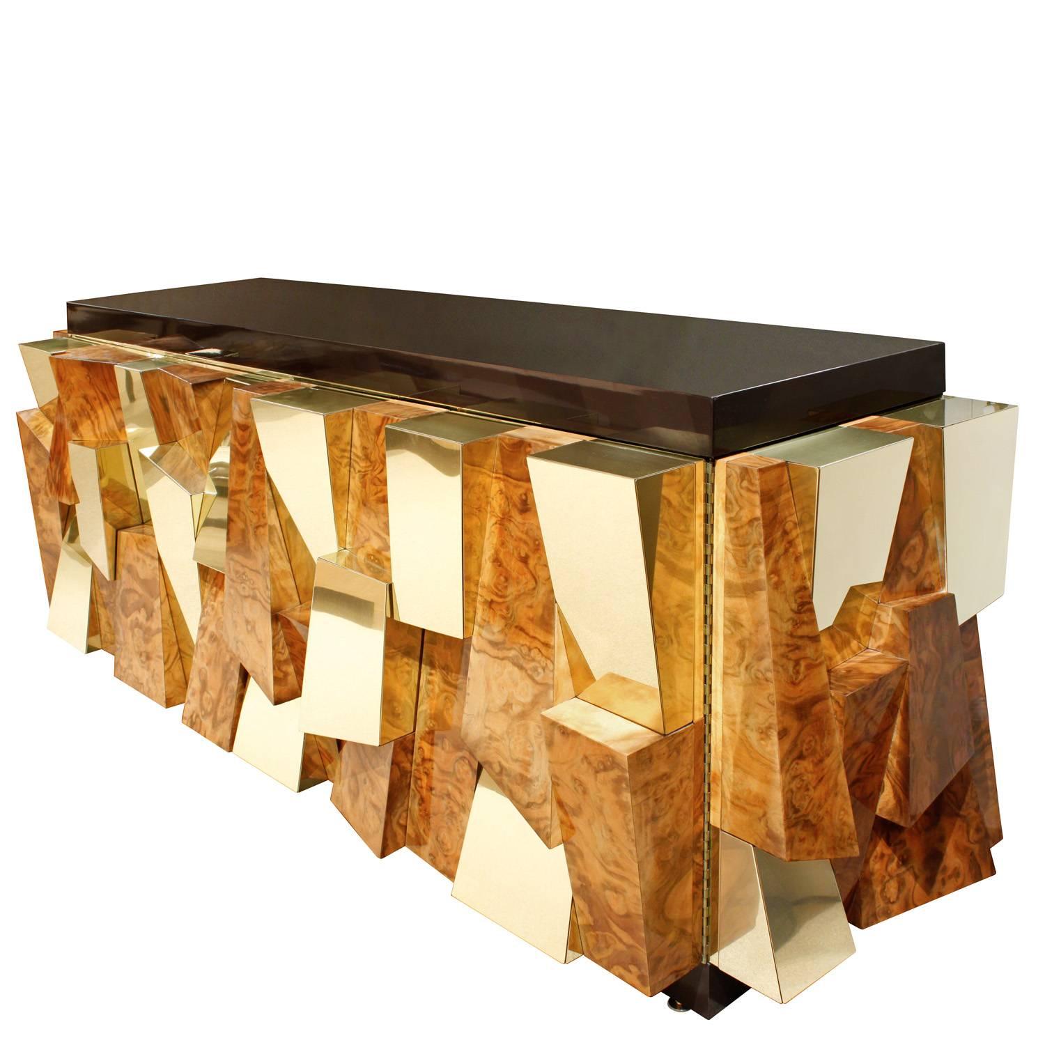 Exceptional credenza model PE-366, faceted in walnut burl and brass with brown fiberglass top, by Paul Evans for Directional Furniture, American 1965. This is an exceptional and iconic example of Paul Evans’ work.  The model number PE-366 and date