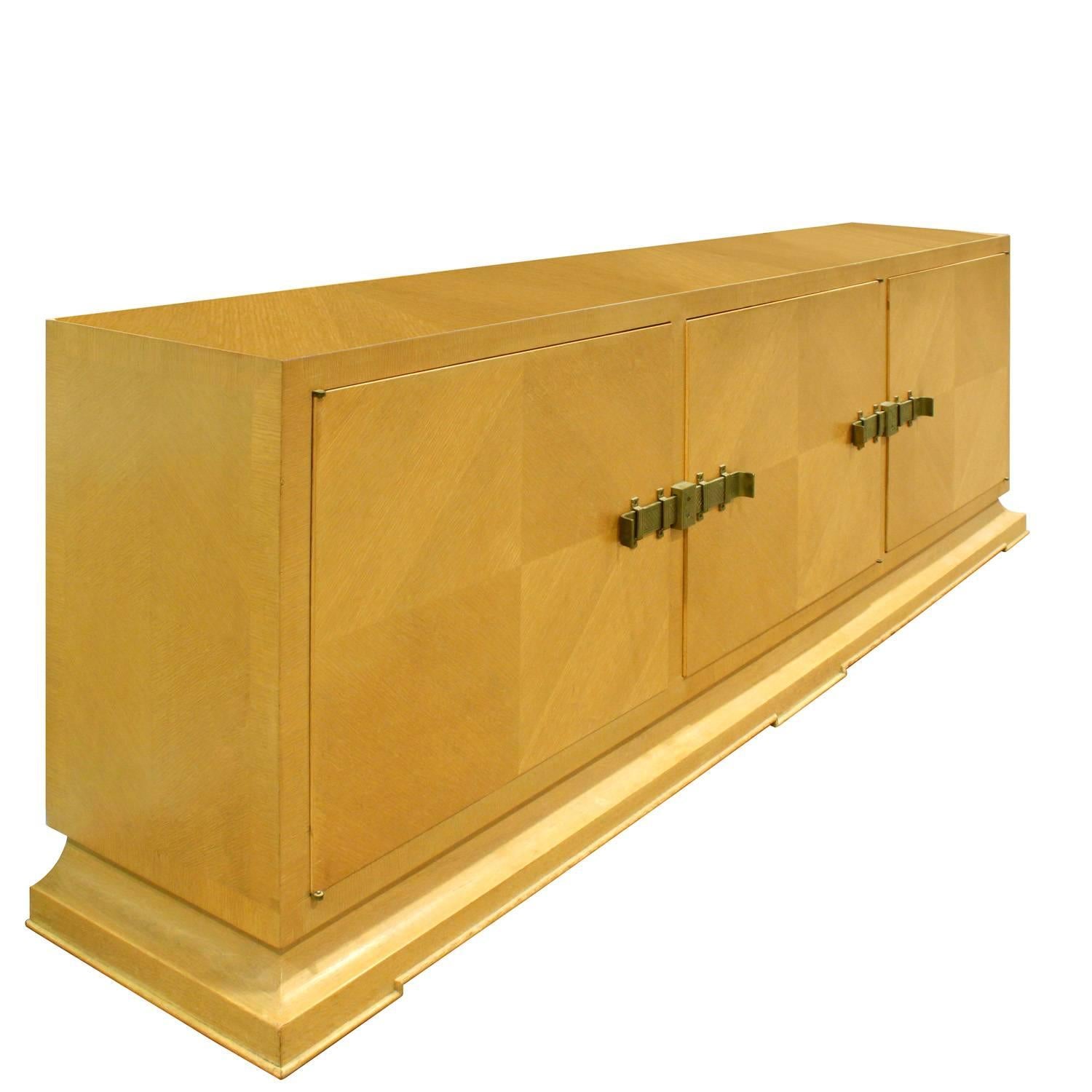Large credenza TP-19M in crossbanded mahogany with handmade brass bolts by Tommi Parzinger for Charak Modern, American 1940s (signed with Charak Modern label in drawer).